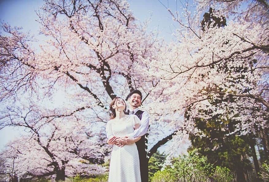 のインスタグラム：「春はそこ、花咲く季節もそこ、スタジオ撮影と外ロケの組合せも人気なんですよ🌿 桜と一緒にという方は、予約時事前お申し出お願いいたします🥀 . ドレス、和装、そして外ロケと組み合わせも豊富です🕊️ . ★３/19までにフォトウエディングのご成約いただくと、お祝い金プレゼント中です★ https://www.cliomariage.com/?p=2622 . 地球を感じる【海フォト】【河岸フォト】 箱根リトリートでの【宿泊フォト】 お気軽にLINEでも御問い合わせ可能です🥀 二人の思い出のワンシーンのお手伝い、いつか観た映画のワンシーンの様なフォトウエディング🕊️ 箱根リトリートでの【家族婚】も可能になりました✨ . ★リアルなクリオマリアージュブライズをご紹介しております⏬  @cliomariage_brides ★パーティーや花嫁アクセサリーのご購入検討中の方はこちらをご覧ください⏬ @cliomariage.shop . The request of photo wedding is also possible. Please make an appointment. ↓↓↓ ☏+81-3-3770-9722 ✉info@cliomariage.com 1-16-16-5F Dogenzaka,Sibuya,Tokyo #cliomariage #photowedding #クリオマリアージュ #フォトウエディング #ウエディングフォト #ウエディングドレス #ドレス試着 #結婚準備 #ドレス探し #桜フォト #和装前撮り #前撮り #後撮り  #レストランウエディング #プレ花嫁 #卒花嫁  #高身長花嫁 #家族婚  #2021夏婚　#2021春婚 #ナチュラルウエディング  #家族挙式 #スレンダードレス #weddingdress #軽井沢挙式」