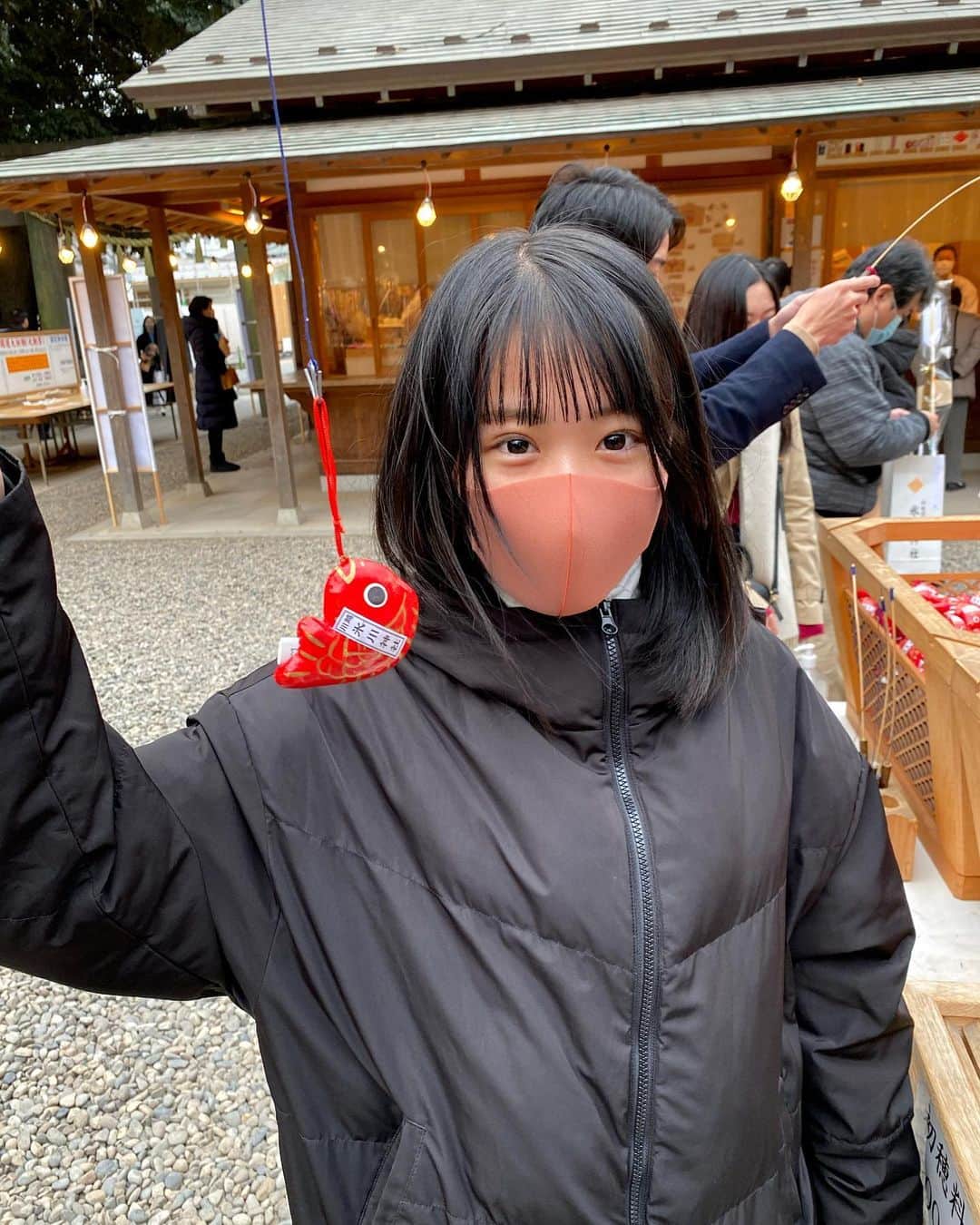 杉山まひろのインスタグラム：「皆様、お久しぶりです！ この前川越の氷川神社で鯛を釣ってきました💮メデタイ」