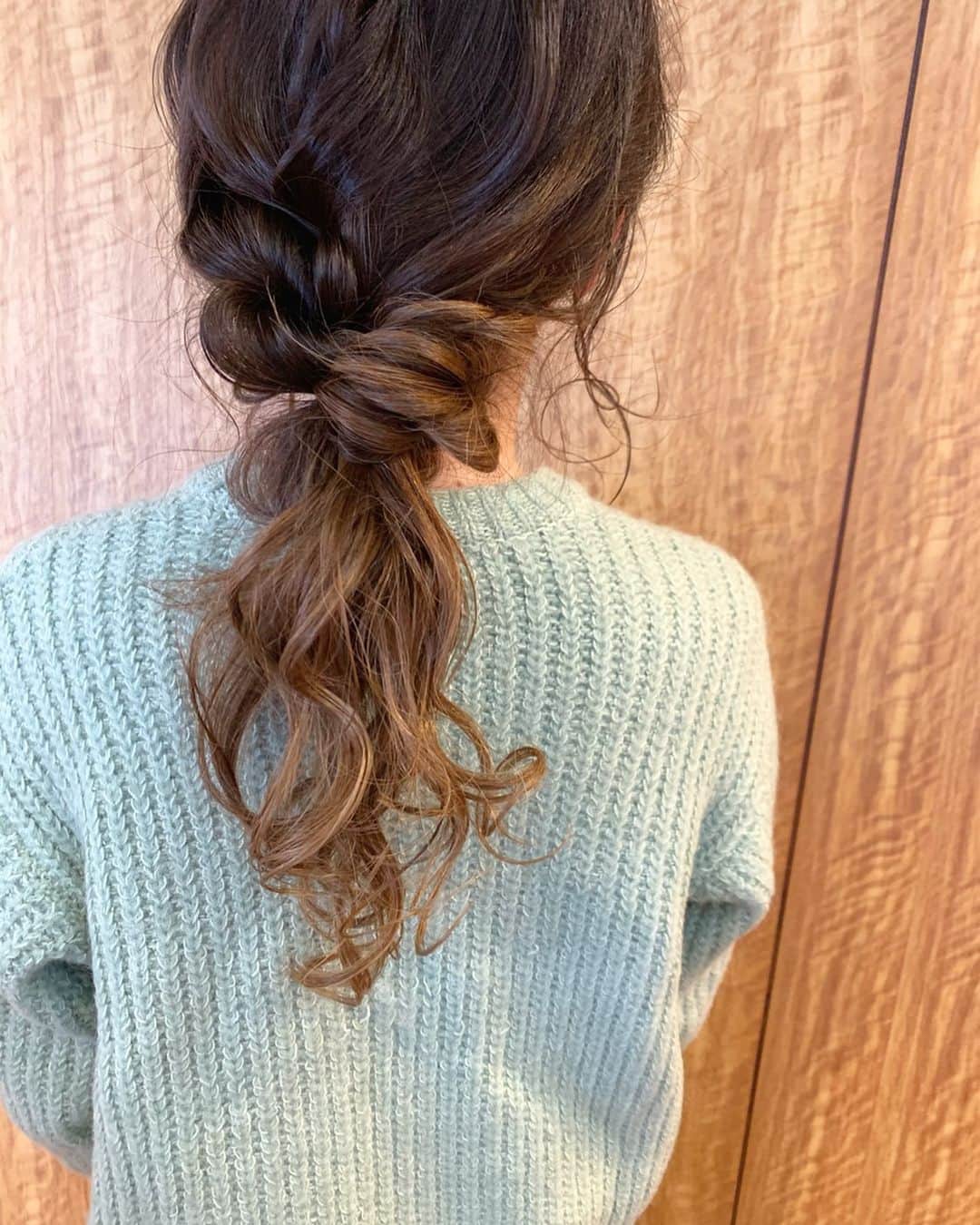 YU-U（工藤由布）のインスタグラム：「ふきcut&color&arrange✂︎ スーーーパーーーロングをゆるくしゃっとね🍡 なんと腰まである長さになってた😳ながっ🗯 それとね、今までアレンジした後ろ姿、毎回1枚ずつ現像してくれてるんだって🥺💦 嬉しすぎる🤍ありがとう🥺🙏🏻🤍 ・・・ #uアレンジ #スーパーロングアレンジ #ロングアレンジ」