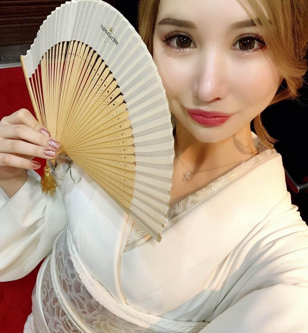 RIOのインスタグラム：「着物👘 ちょーくるしい🥺成人式ぶりにきたよ🥺 雰囲気変わっていい感じ❤ . #キャバ嬢#キャバクラ#歌舞伎町#渋谷#池袋#新宿 #北新地#ミナミ#水商売#東京#名古屋#錦#錦3#中洲 #すすきの#六本木#銀座#港区#ホスト#かわいい#ギャル #水商売#いいね#いいね返し#l4l#fashion#follow#followme #着物#着物ヘア#着物女子」