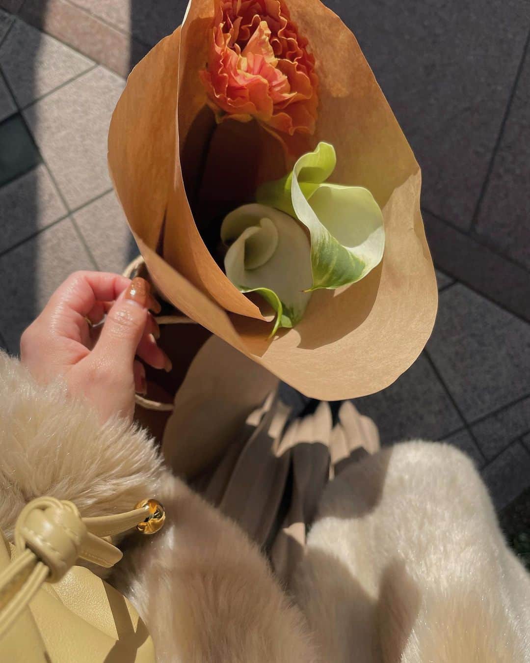 左近鈴乃さんのインスタグラム写真 - (左近鈴乃Instagram)「. お散歩してたら素敵なお花屋さんを見つけたので 吸い込まれるように店内へ。 かわいいお花をお持ち帰り🌼🍊 新しいフラワーベースもゲット出来て 終始にこにこしながら歩いてた☺️笑  #flowers #中崎町」2月27日 19時35分 - suzuno_sakon
