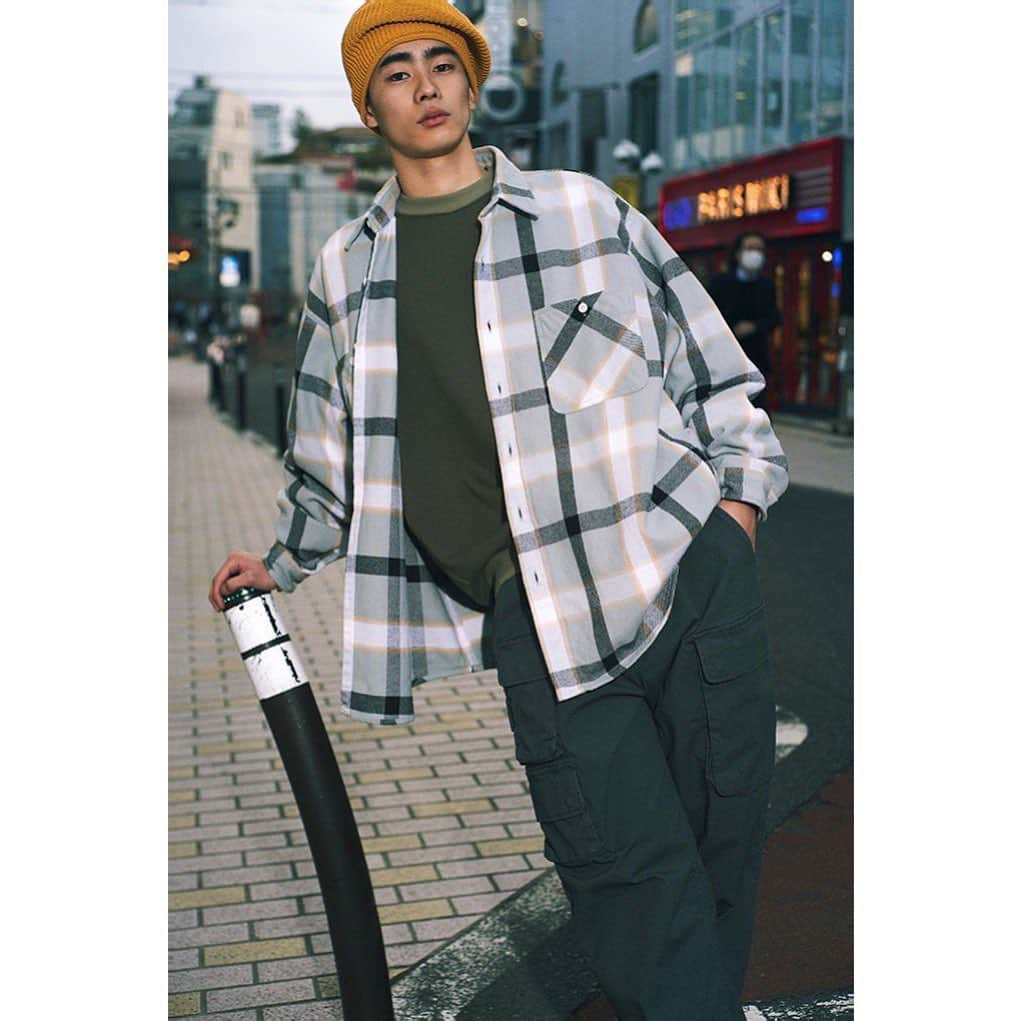 beams_harajuku_officialさんのインスタグラム写真 - (beams_harajuku_officialInstagram)「LOOK 6 KEY ITEMS ITEM DESCRIPSTION by MOTOKI YOSHIKAWA（BEAMS Men’s Casual Director） FLANNEL SHIRT / BEAMS ¥11,000(in tax) シャツといっても従来の着方ではなく、アウター感覚で羽織れるようにビッグシルエットにしています。そのため、袖は太くとり、レイヤードしやすい設定となっていますが、衿ぐりや袖口は適度なゆとりは取りつつも、だらしなくならないよう調整しています。 ・ MILITARY PANTS / BEAMS ¥14,850(in tax) コットンリップストップのストレッチ素材を使用したルーズフィットカーゴパンツ。裾のドローコードを絞ることで、太めのスウェットパンツを穿いているかのような丸みのあるボリュームシルエットに変化します。 ・ STYLING POINT by TEPPEI（STYLIST） ベースはミリタリーテイストのシンプルなコーディネートですが、オーバーサイズのネルシャツを主役に小物で色を加えて遊びを利かせてみました。帽子の色はシャツのチェック柄からピックアップして統一感を。ビーニーではなくニットベレーをチョイスしているのもポイントです。足元にはカラフルな〈ニューバランス〉を合わせることでアクティブな印象に仕上げています。このサイズ感のネルシャツってヴィンテージではなかなか見つからないですし、合わせに使うと現代的で面白いと思います。  @beams_harajuku_official  #how_to_be_big #BEAMS #ビームス #nike #ナイキ #dunk #dunklowretoro #2021ss #春ファッション #メンズコーデ #メンズファッション #ビッグシルエット」2月27日 19時36分 - beams_harajuku