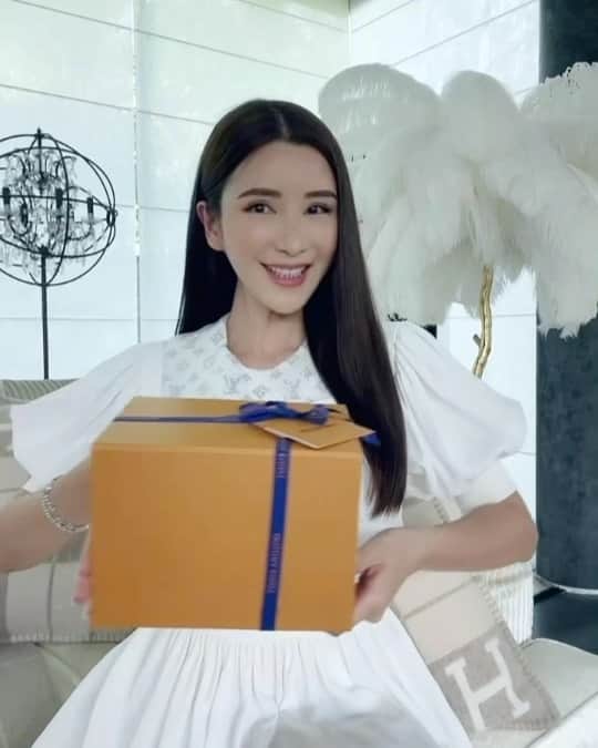 ジェイミー・チュアのインスタグラム：「💗Unboxing this little V Day surprise.」
