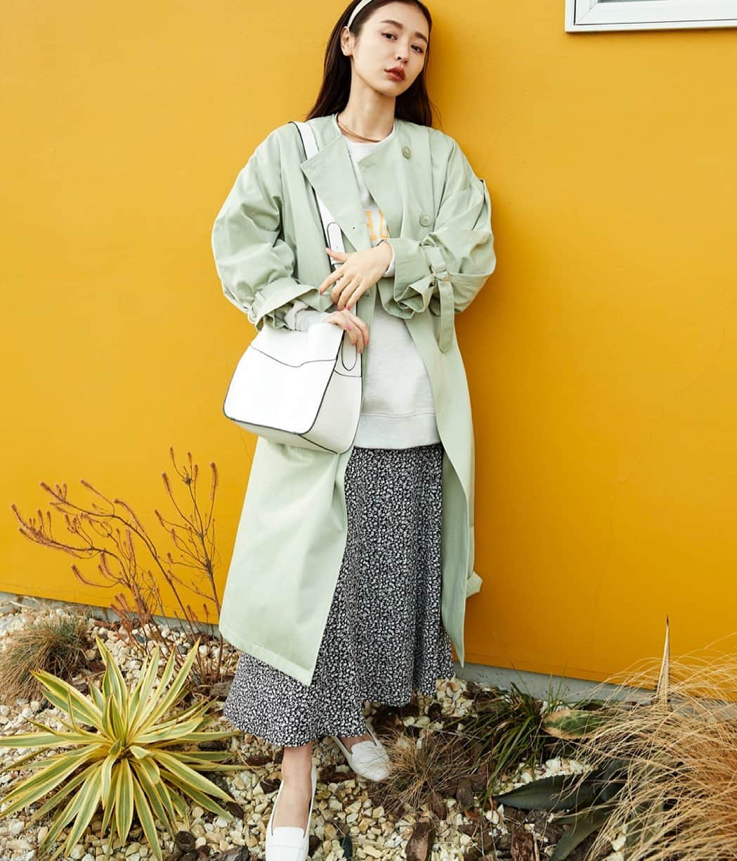 ViSさんのインスタグラム写真 - (ViSInstagram)「【今着て、サマになる✨】 \Spring Outer Collection/  ベーシックなトレンチコートも袖のワンポイントで今年顔に✨  Model : 加治ひとみ　@kaji_26  Coordinate : 安西こずえ🍒 @cozcozrin   🏷 気になったら商品タグをタップ！  -------------------------------  ▶︎公式オンラインショップJ'aDoReJUN ONLINEでは、 新作＆Pre-orderアイテムをご覧になれます♡  お買い物をぜひお楽しみください♪  #vis_jp#vis#ViS#ビス#SS#preorder#春夏#fashion#instafashion#今日のコーデ#きょこ#プチプラ#プチプラコーデ#スタイリング#ファッション#カジュアル#お家時間#トレンド服#大人っぽい#こすぱ最高 #コスパ最高 #コスパ最強 #お得すぎ #リモート映え  #春アウター#加治ひとみ」2月27日 19時37分 - vis_jp