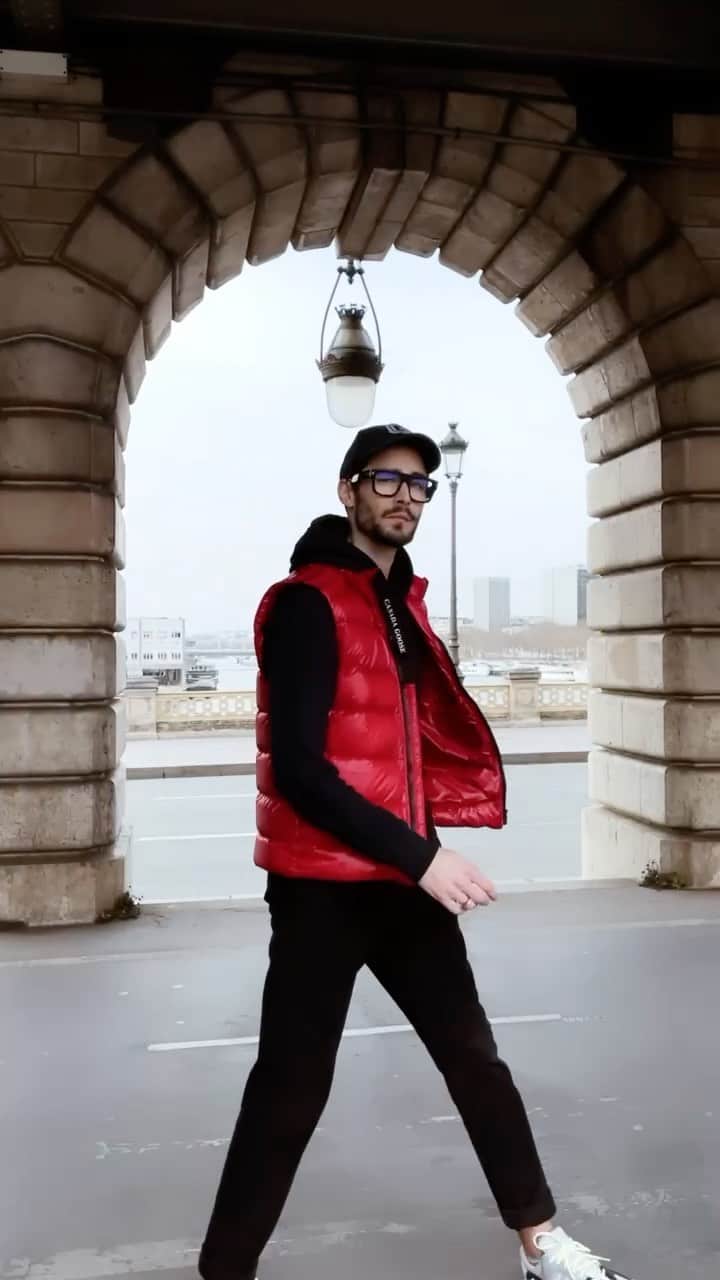 NICOLAS SIMOESのインスタグラム：「Layering @canadagoose in different styles to a good winter outfit 🤍  All of them are made from 100% recycled fabrics and available on Paris stores for cools days 🍂✨」