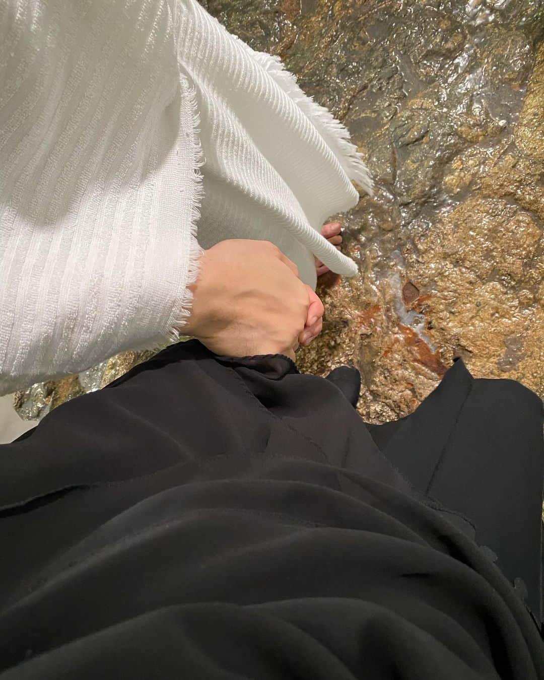 Zaskia Sungkarのインスタグラム：「Rinduuuuuu ❤️🤗  Ujian = Tanda cinta Allah terhadap hambanya  Siapakah yang akan mendapatkan ujian terberat …  Dari Mush’ab bin Sa’id -seorang tabi’in- dari ayahnya, ia berkata,  يَا رَسُولَ اللَّهِ أَىُّ النَّاسِ أَشَدُّ بَلاَءً  “Wahai Rasulullah, manusia manakah yang paling berat ujiannya?” Beliau shallallahu ‘alaihi wa sallam menjawab,  « الأَنْبِيَاءُ ثُمَّ الأَمْثَلُ فَالأَمْثَلُ فَيُبْتَلَى الرَّجُلُ عَلَى حَسَبِ دِينِهِ فَإِنْ كَانَ دِينُهُ صُلْبًا اشْتَدَّ بَلاَؤُهُ وَإِنْ كَانَ فِى دِينِهِ رِقَّةٌ ابْتُلِىَ عَلَى حَسَبِ دِينِهِ فَمَا يَبْرَحُ الْبَلاَءُ بِالْعَبْدِ حَتَّى يَتْرُكَهُ يَمْشِى عَلَى الأَرْضِ مَا عَلَيْهِ خَطِيئَةٌ »  “Para Nabi, kemudian yang semisalnya dan semisalnya lagi. Seseorang akan diuji sesuai dengan kondisi agamanya. Apabila agamanya begitu kuat (kokoh), maka semakin berat pula ujiannya. Apabila agamanya lemah, maka ia akan diuji sesuai dengan kualitas agamanya. Seorang hamba senantiasa akan mendapatkan cobaan hingga dia berjalan di muka bumi dalam keadaan bersih dari dosa.” [1]  “Jika Allah mencintai suatu kaum maka mereka akan diuji” (HR. Ath-Thabrani dalam Mu’jamul Ausath, 3/302. Dishahihkan Al-Albani dalam Shahih Al-Jami’ no. 285).」