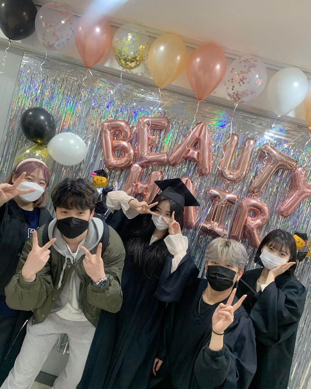 ユビンさんのインスタグラム写真 - (ユビンInstagram)「저 졸업 했습니닷 ..🥲🎓 (사실 저번주)  3월달 되면 개강 했다고 징징 대면서 언덕 올라야 할 것만 같아..... 이제 진챠 학생신분을 떠나 사회인 💪🏻 같이 졸업한 친구들도 축하하고 축하 해준 칭구들 감사합미다 🎀🤍 #졸업」2月27日 19時51分 - u.b1n