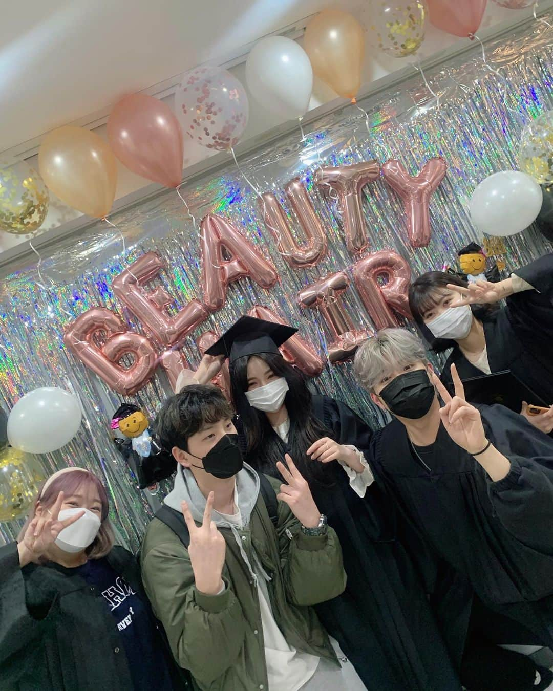 ユビンさんのインスタグラム写真 - (ユビンInstagram)「저 졸업 했습니닷 ..🥲🎓 (사실 저번주)  3월달 되면 개강 했다고 징징 대면서 언덕 올라야 할 것만 같아..... 이제 진챠 학생신분을 떠나 사회인 💪🏻 같이 졸업한 친구들도 축하하고 축하 해준 칭구들 감사합미다 🎀🤍 #졸업」2月27日 19時51分 - u.b1n