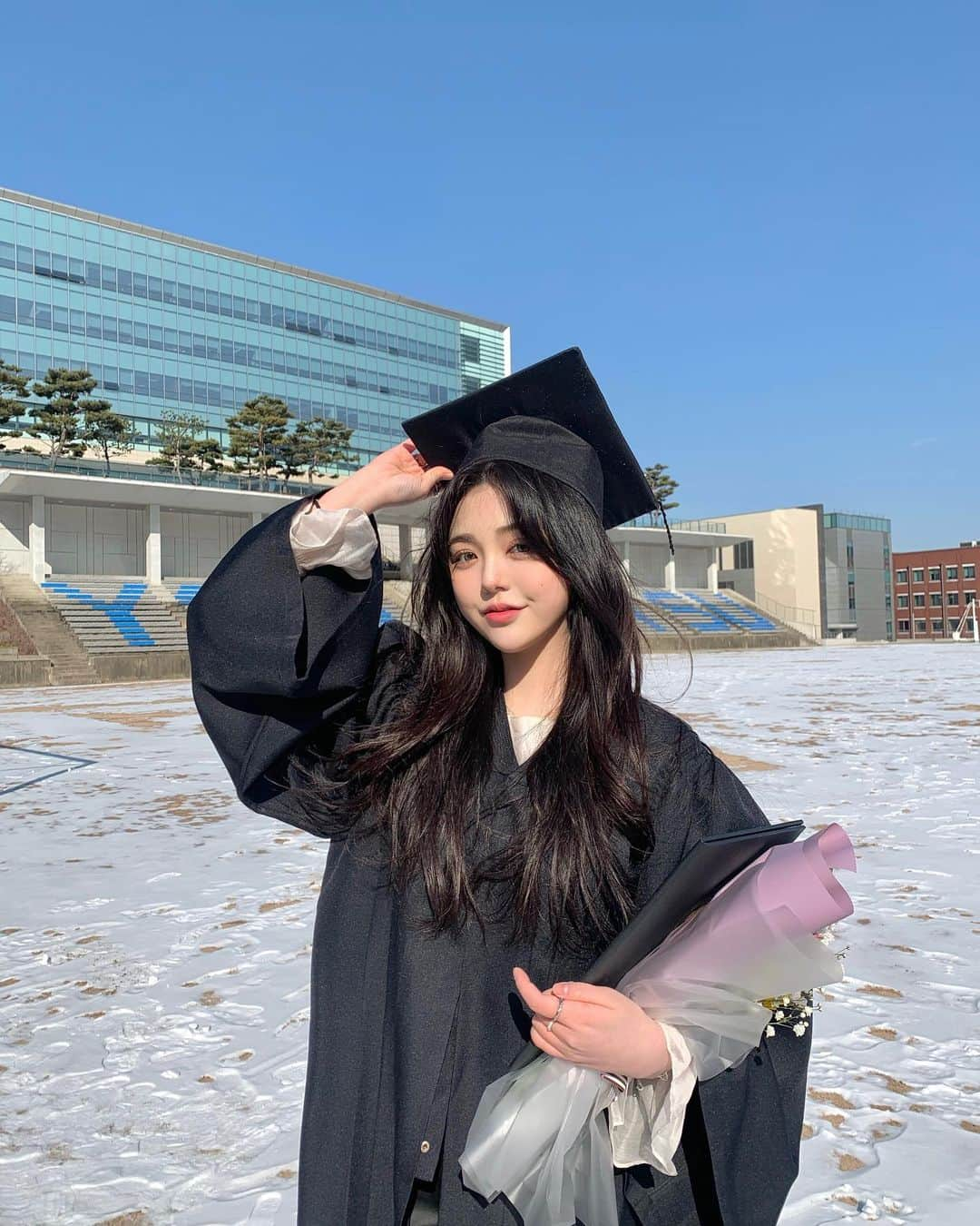 ユビンさんのインスタグラム写真 - (ユビンInstagram)「저 졸업 했습니닷 ..🥲🎓 (사실 저번주)  3월달 되면 개강 했다고 징징 대면서 언덕 올라야 할 것만 같아..... 이제 진챠 학생신분을 떠나 사회인 💪🏻 같이 졸업한 친구들도 축하하고 축하 해준 칭구들 감사합미다 🎀🤍 #졸업」2月27日 19時51分 - u.b1n