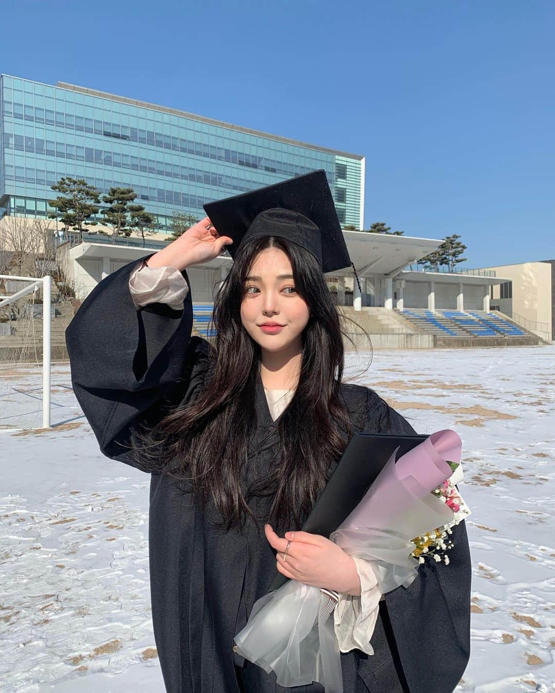 ユビンさんのインスタグラム写真 - (ユビンInstagram)「저 졸업 했습니닷 ..🥲🎓 (사실 저번주)  3월달 되면 개강 했다고 징징 대면서 언덕 올라야 할 것만 같아..... 이제 진챠 학생신분을 떠나 사회인 💪🏻 같이 졸업한 친구들도 축하하고 축하 해준 칭구들 감사합미다 🎀🤍 #졸업」2月27日 19時51分 - u.b1n