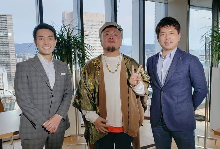 のインスタグラム：「カープ！サンフレッチェ！ドラゴンフライズを同時に応援  バーチャルワールド広島！  スポーツ好きな私は 家にいるテンションで参加 地上波では考えられない会話 脱線のオンパレードw  とても楽しかったです笑 その都度、解説や脱線に優しく乗っかってくださった 宮脇アナと石原さんに感謝！  バーチャルでみなさんと交流しながらの観戦！新時代到来を感じました  終盤は［君に捧げる応援歌］歌唱 そのあとまさかのベガルタ仙台 親交ある赤崎選手の同点弾！  相手にも伝わったんですね と会話した時間がとても幸せでした  スポーツがある！開催される！ ほんま素敵なことです  一歩一歩これまでの日々を取り戻していきましょね」