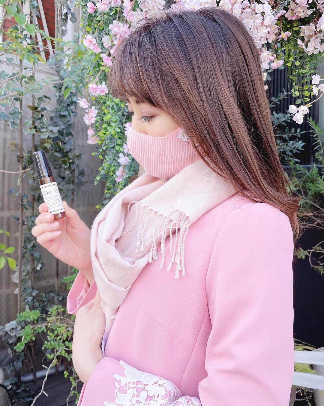 Miku Hirata 平田未来さんのインスタグラム写真 - (Miku Hirata 平田未来Instagram)「I’m looking forward to seeing cherry blossoms 🌸 今日はお出かけでした♡  持ち運びのできる、#消臭スプレー (@deoair_info )を使いました✨  無臭な上に、 除菌&防カビもできてしまう優れもの🥺♡ 小さいサイズなので、 ポケットに入れてシュッと吹きかけます✨  とても便利で、 小さな子供のいる方にもおすすめ！  アルコール特有の香りが苦手な人も使いやすいかも❣️  おしゃれなデザインなので インテリアにも馴染みやすいです😊  公式サイトでは、 #プレゼントキャンペーン もやっているので、チェックしてくださいね🤍  #deoair #cleair #PR #防カビ #除菌スプレー #除菌グッズ #除菌消臭スプレー #持ち運び便利 #携帯スプレー   https://www.instagram.com/deoair_info/」2月27日 19時45分 - miku.hirata