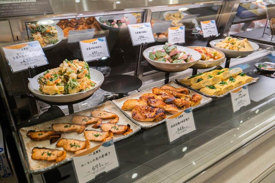 のインスタグラム：「. 300年の歴史を持つ京料理「美濃吉」様の 伊勢丹新宿店のお惣菜売り場を プロデュースさせていただきました。  美濃吉様は季節を何より大切にされており、 なんと年間15回メニューが変わります。  春らしいメニューが展開中ですので、 新宿伊勢丹にお越しの際にはB1Fの 「美濃吉」にお立ち寄りいただけたら嬉しいです。  ＜お惣菜メニュー＞ ・京たけのこと鳴門産わかめの若竹煮 ・天然鯛の桜蒸し ・京菜の花の白和え ・丹波若鶏の西京焼き ・トマト出汁で炊いたロールキャベツ ・京たけのこと京菜の花のかき揚げ ・サーモンの木の芽焼き ・名物 九条ねぎの出汁巻き ・早春はまぐり小鍋 ・はまぐり茶わん蒸し  @minokichisyoku   Art direction @0130nao  Photo @photototo.10   #美濃吉のある食卓 #京料理美濃吉」