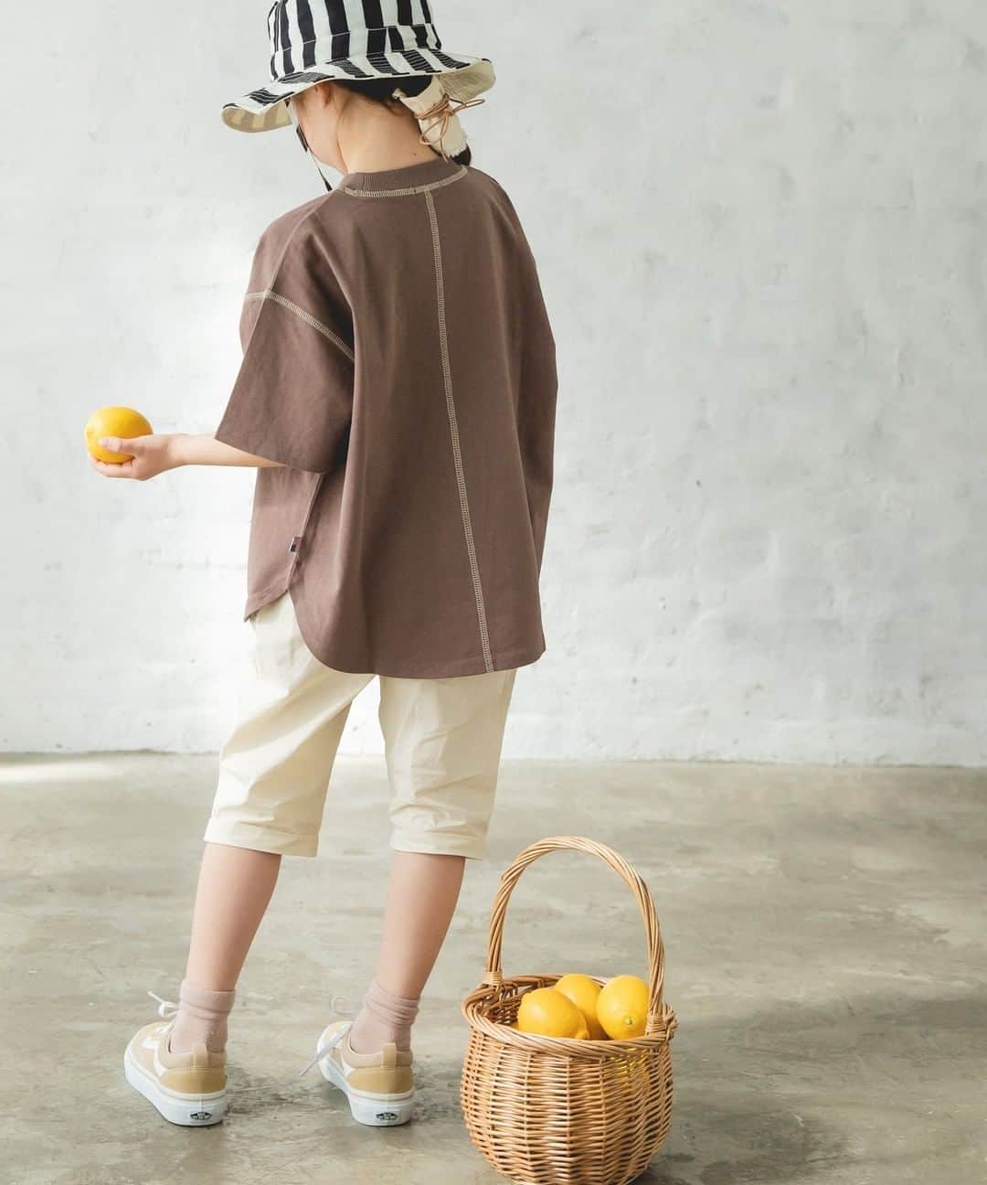 coucou manon フォトイベントをする子供服ブランドさんのインスタグラム写真 - (coucou manon フォトイベントをする子供服ブランドInstagram)「■pairmanon pre spring collection 2021■  シンプルなデザインで、柄のボトムとも相性抜群。 親子お揃いが叶うゆったりシルエットのTシャツです。  ✔商品名:【USAコットン100%】【ママとおそろい】配色ステッチ テールヘム 半袖 Tシャツ ヘビーウエイト ユニセックス ✔通常価格:990円 ✔商品番号:NN1SSRT828  LINE@お友達登録で10%オフクーポン プロフィールのURLをクリック→公式オンラインショップ内のLINE@お友達登録リンクをクリック  pairmanon LINE@公式アカウントではお友達限定で… ・週末限定タイムセール ・限定クーポン ・新作入荷、再入荷のお知らせ を配信中  #ペアマノン #pairmanon #kidscode #kids_japan #キッズ服 #キッズコーデ #キッズファッション #キッズモデル #子供 #子供服 #ギフト #娘コーデ #キッズフォト #ムスメ #親バカ部 #リンクコーデ #親子コーデ #子供服通販 #子供服コーデ #女の子コーデ #男の子コーデ #新作公開 #春夏 #春夏服 #新作 #プチプラコーデ #おそろコーデ #2021ss #プチプラ #子供のいる生活」2月27日 20時00分 - pairmanon