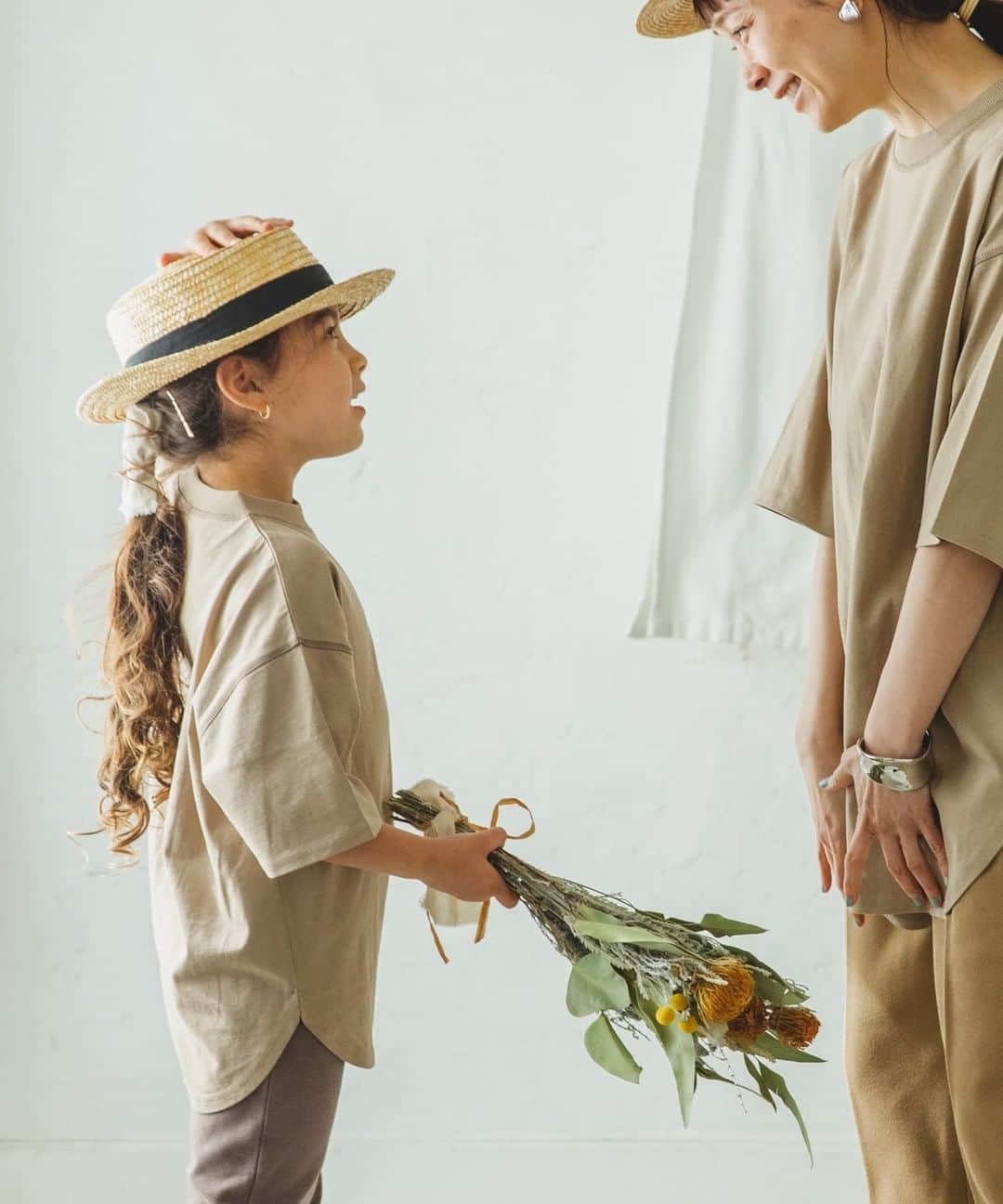 coucou manon フォトイベントをする子供服ブランドさんのインスタグラム写真 - (coucou manon フォトイベントをする子供服ブランドInstagram)「■pairmanon pre spring collection 2021■  シンプルなデザインで、柄のボトムとも相性抜群。 親子お揃いが叶うゆったりシルエットのTシャツです。  ✔商品名:【USAコットン100%】【ママとおそろい】配色ステッチ テールヘム 半袖 Tシャツ ヘビーウエイト ユニセックス ✔通常価格:990円 ✔商品番号:NN1SSRT828  LINE@お友達登録で10%オフクーポン プロフィールのURLをクリック→公式オンラインショップ内のLINE@お友達登録リンクをクリック  pairmanon LINE@公式アカウントではお友達限定で… ・週末限定タイムセール ・限定クーポン ・新作入荷、再入荷のお知らせ を配信中  #ペアマノン #pairmanon #kidscode #kids_japan #キッズ服 #キッズコーデ #キッズファッション #キッズモデル #子供 #子供服 #ギフト #娘コーデ #キッズフォト #ムスメ #親バカ部 #リンクコーデ #親子コーデ #子供服通販 #子供服コーデ #女の子コーデ #男の子コーデ #新作公開 #春夏 #春夏服 #新作 #プチプラコーデ #おそろコーデ #2021ss #プチプラ #子供のいる生活」2月27日 20時00分 - pairmanon