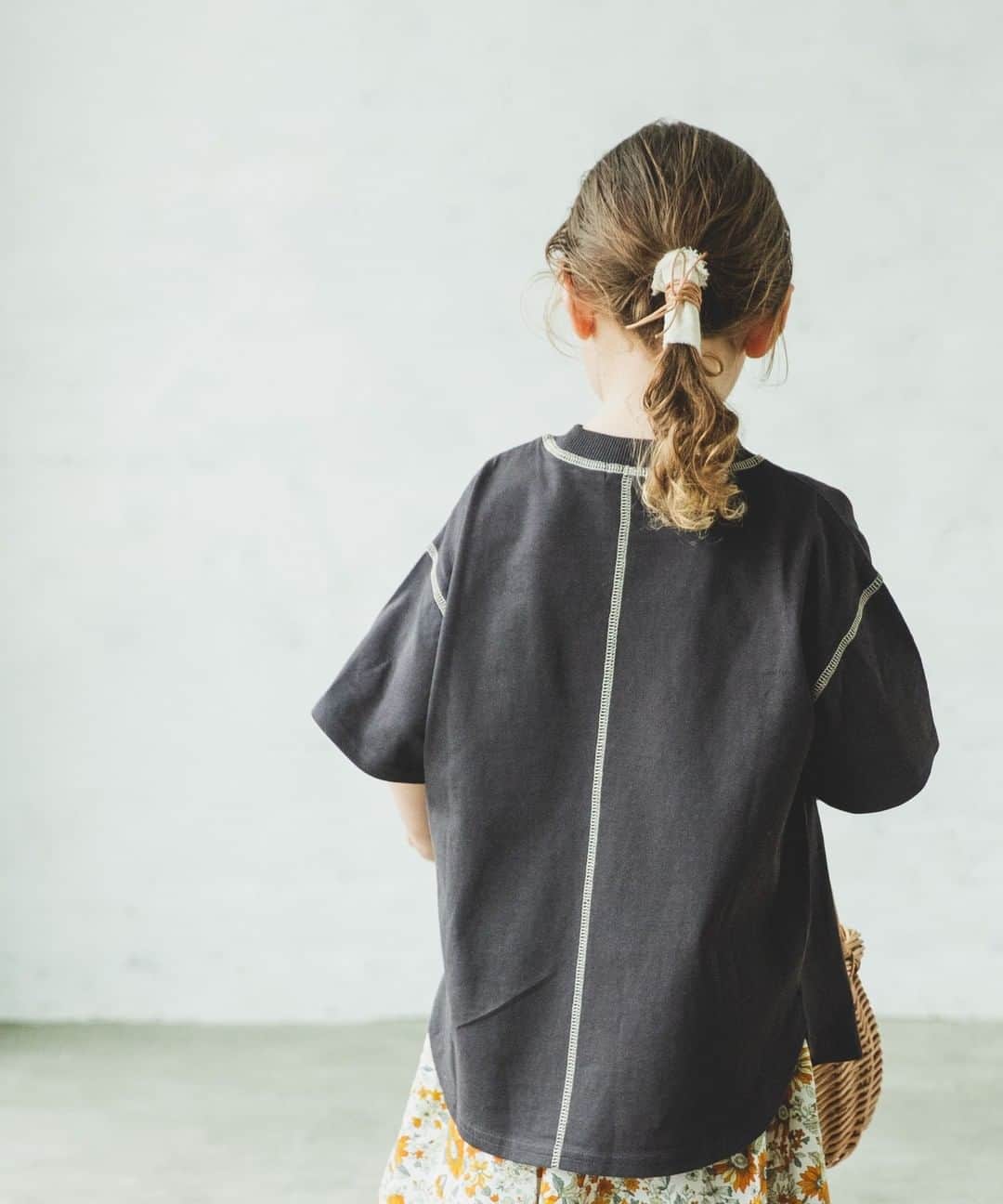 coucou manon フォトイベントをする子供服ブランドさんのインスタグラム写真 - (coucou manon フォトイベントをする子供服ブランドInstagram)「■pairmanon pre spring collection 2021■  シンプルなデザインで、柄のボトムとも相性抜群。 親子お揃いが叶うゆったりシルエットのTシャツです。  ✔商品名:【USAコットン100%】【ママとおそろい】配色ステッチ テールヘム 半袖 Tシャツ ヘビーウエイト ユニセックス ✔通常価格:990円 ✔商品番号:NN1SSRT828  LINE@お友達登録で10%オフクーポン プロフィールのURLをクリック→公式オンラインショップ内のLINE@お友達登録リンクをクリック  pairmanon LINE@公式アカウントではお友達限定で… ・週末限定タイムセール ・限定クーポン ・新作入荷、再入荷のお知らせ を配信中  #ペアマノン #pairmanon #kidscode #kids_japan #キッズ服 #キッズコーデ #キッズファッション #キッズモデル #子供 #子供服 #ギフト #娘コーデ #キッズフォト #ムスメ #親バカ部 #リンクコーデ #親子コーデ #子供服通販 #子供服コーデ #女の子コーデ #男の子コーデ #新作公開 #春夏 #春夏服 #新作 #プチプラコーデ #おそろコーデ #2021ss #プチプラ #子供のいる生活」2月27日 20時00分 - pairmanon