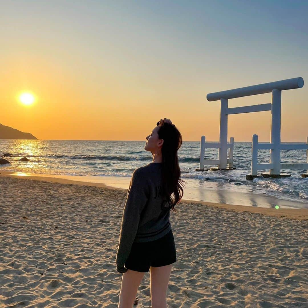 Chiharuさんのインスタグラム写真 - (ChiharuInstagram)「❤︎ 福岡旅行〜✈️ . 糸島の夕焼けとパシャリ📸 絶景すぎて荒んだ心が癒された…自然って最高だね… . 移動は結構大変だったから、免許持ちの人といった方がいいと思う💪笑 ❤︎ #福岡　#福岡旅行　#福岡観光　#糸島　#夫婦岩　#二見ヶ浦　#桜井二見ヶ浦　#夕日　#夕焼け　#海　#日本　#国内旅行  #写真好きな人と繋がりたい #カメラ #カメラのある生活　#カメラ初心者 #カメラ好きな人と繋がりたい #カメラ女子　#ポートレート　#ポートレート撮影 #fukuoka #itoshima #japan #photography #photo #photogram #camera #sunset #beach」2月27日 19時52分 - chiharuchan0101