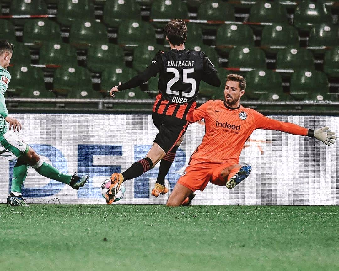 ケヴィン・トラップさんのインスタグラム写真 - (ケヴィン・トラップInstagram)「Very proud to have made my 200th appearance for @eintrachtfrankfurt 🦅💥 Off to many more great moments with this special club!」2月27日 19時53分 - kevintrapp