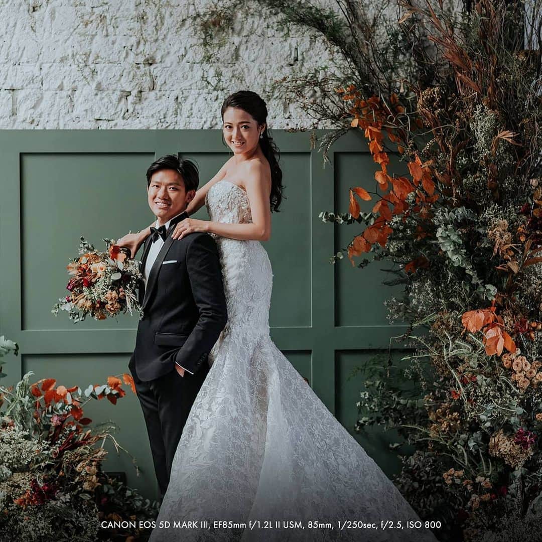 Canon Asiaさんのインスタグラム写真 - (Canon AsiaInstagram)「Brainstorming 💭 for wedding photoshoot locations? . Wedding photographer, @louis_gan, recommends 3 inspiration points that'll help: . 1. Going on social media like Instagram  2. Online blogs for the best and often overlooked locations (or #stayhome wedding shoots and more) 3. Getting your friends to recommend authentic local spots! . Click on the link in our bio to read the full article on Wedding Photography with Louis Gan! . #canonasia #photography #explore #wedding #location #stayhome #weddingphotography #prewedding #minimalistic #composition #colours  #minimalism #sky #canon #lens #inspiration #subject #aesthetic」2月27日 19時54分 - canonasia