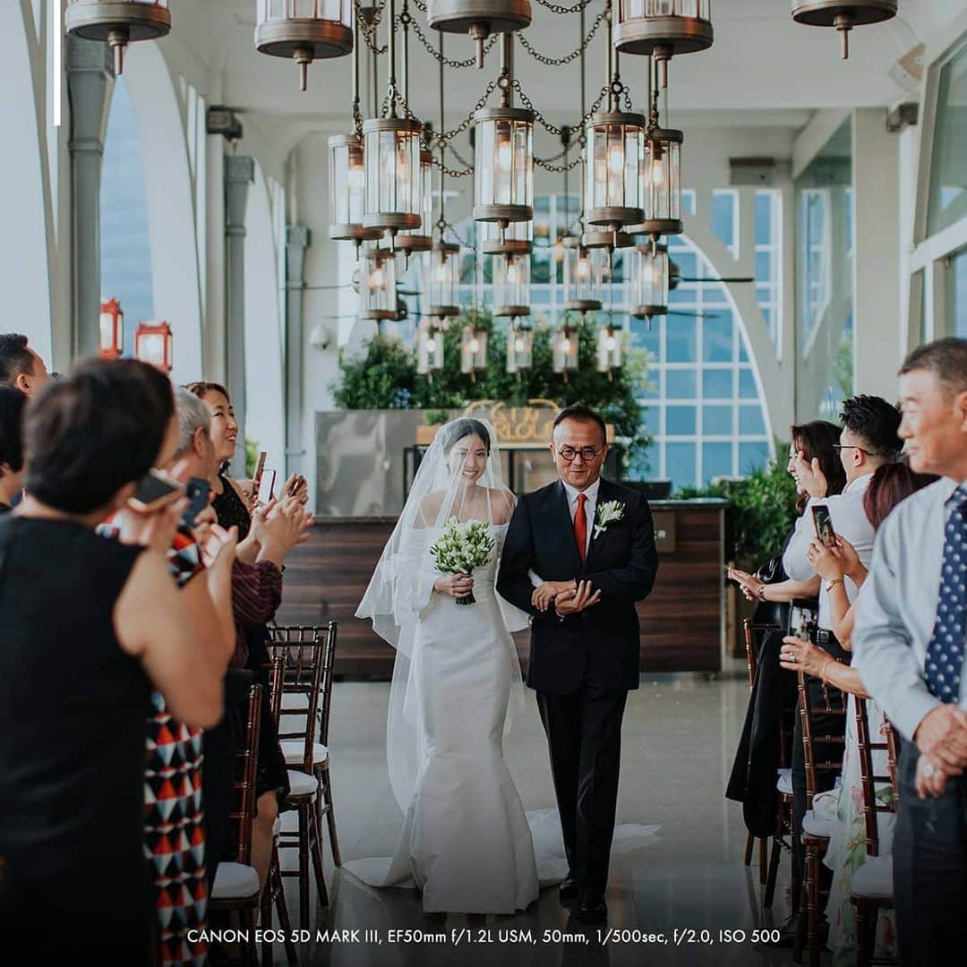 Canon Asiaさんのインスタグラム写真 - (Canon AsiaInstagram)「Brainstorming 💭 for wedding photoshoot locations? . Wedding photographer, @louis_gan, recommends 3 inspiration points that'll help: . 1. Going on social media like Instagram  2. Online blogs for the best and often overlooked locations (or #stayhome wedding shoots and more) 3. Getting your friends to recommend authentic local spots! . Click on the link in our bio to read the full article on Wedding Photography with Louis Gan! . #canonasia #photography #explore #wedding #location #stayhome #weddingphotography #prewedding #minimalistic #composition #colours  #minimalism #sky #canon #lens #inspiration #subject #aesthetic」2月27日 19時54分 - canonasia