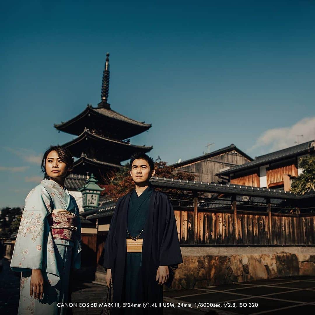 Canon Asiaのインスタグラム：「Brainstorming 💭 for wedding photoshoot locations? . Wedding photographer, @louis_gan, recommends 3 inspiration points that'll help: . 1. Going on social media like Instagram  2. Online blogs for the best and often overlooked locations (or #stayhome wedding shoots and more) 3. Getting your friends to recommend authentic local spots! . Click on the link in our bio to read the full article on Wedding Photography with Louis Gan! . #canonasia #photography #explore #wedding #location #stayhome #weddingphotography #prewedding #minimalistic #composition #colours  #minimalism #sky #canon #lens #inspiration #subject #aesthetic」