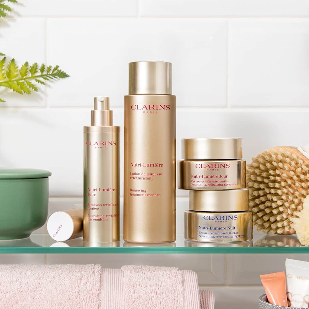 ClarinsUKさんのインスタグラム写真 - (ClarinsUKInstagram)「Are you missing your Clarins spa treatments? We hear you! 🙋🏼‍♀️   Join Clarins expert Charlotte LIVE on Facebook this #SelfCareSunday for the ultimate indulgent facial that will give your skin post-professional treatment results!   Gather your favourite products and join us at 11am tomorrow! Check out our Stories to set yourself a reminder ✨」2月27日 20時00分 - clarinsuk