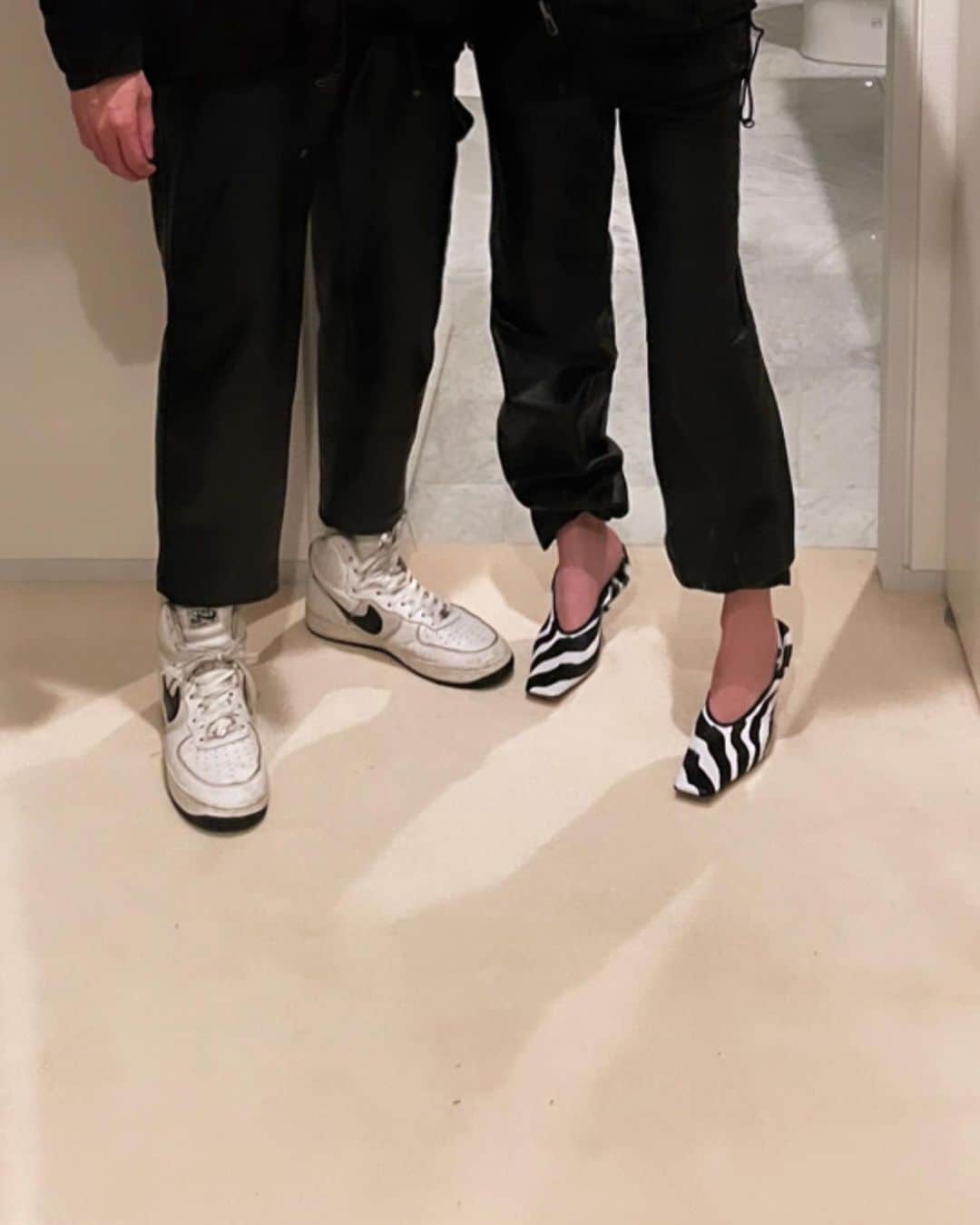 MARISのインスタグラム：「Matching outfit for shopping  🦓🤍 Swipe left to see full outfit 🤍 My heels : @newbottega  His kicks : @airforce1nike @nike   #ルックフォーワード #lookfwrd @FWRD」