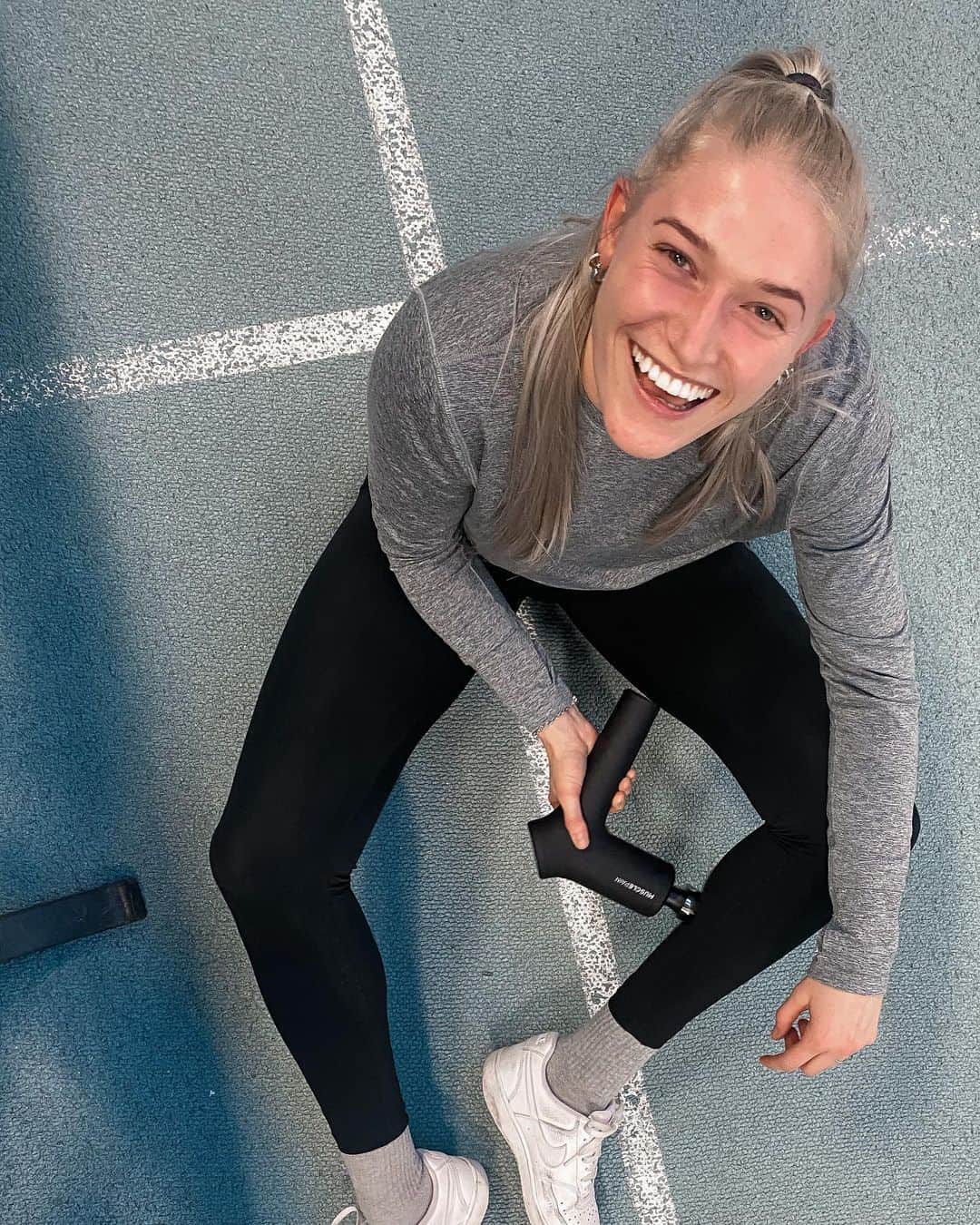 イダ・カーストフのインスタグラム：「Annonce | Med nye achillesseneøvelser, hop og snart også løb på programmet, er min nye massage gun fra @musclepaineu guld værd til mine ømme lægge og som en fast del af min restitution 🙏🏽🙏🏽 • • #athlete #athletics #running #sprint #recovery #run #rehab #girl #massagegun #training #fitnessgirl」