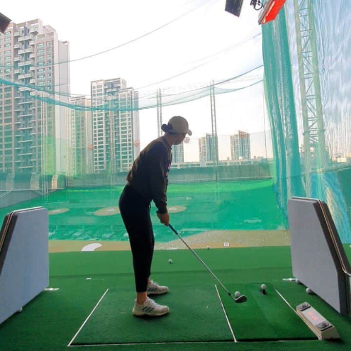 ユ・ソヨンのインスタグラム：「요즘 최애 샌디비치 가서 @sandybeach_seoul 샌드위치 먹고 신상 디저트 까지 흡입🙈 날 좋으니까 3층 루프탑(?) 올라가서 셀카도 찍었다 혼자 맛난거 먹고온거 찔려서 어마마마 스테이끼 샌드위치 만들어 드리고 같이 꼬푸 연습까지 했다 매우 뿌듯한 하루다✌ #미쿡가기전 #마지막주말」