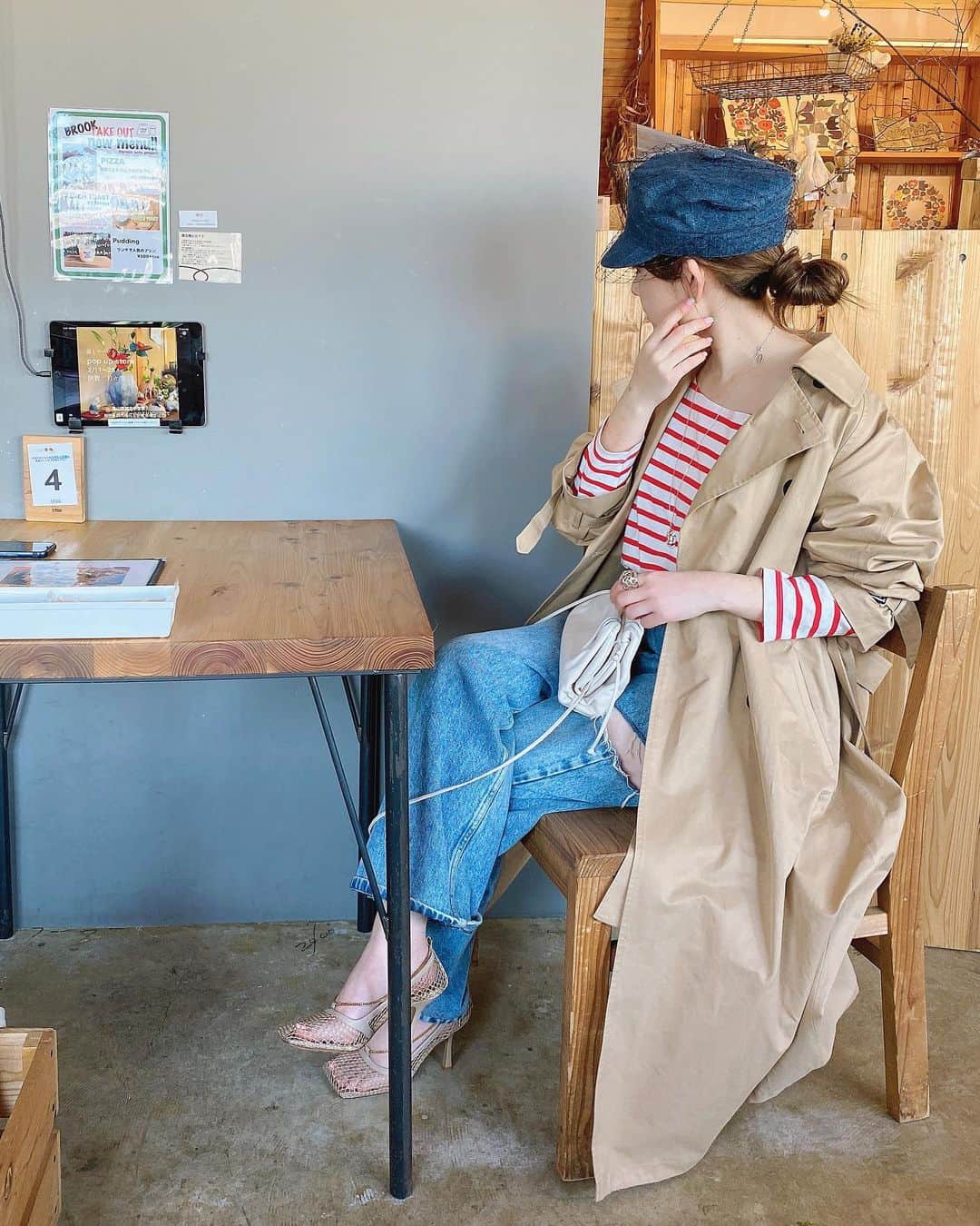 akiii031のインスタグラム：「border×trench coat👖❤️  実は持ってなかった赤ボーダー @me_____official でかわいいの見つけた🙈❤️  #me_official #dior #newbottega #maisonmargiela #seadsmara」