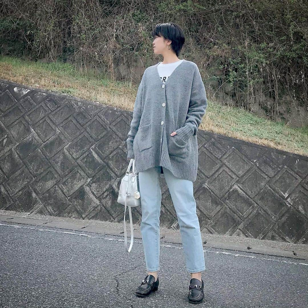 ryo0809appleのインスタグラム：「#coordinate ・ ・ ・ アイボリーのニットカーディガンが使いやすくてイロチ買いしてしまった😝 ロゴT着てたら息子のお友達のかわいこちゃんに「なんてかいてあるのー？」と聞かれた😊ごめーん、おばちゃんも読めなーい😂 いつもなら何て書いてあるか必ず調べて買うのに、このロゴTは字体の感じに一目惚れして調べもせず買ってた🙄 ・ ・ ・ #coca_code #ニットカーディガン #ロゴt  #uniqlo #ユニクロ #ユニジョ #ユニクロデニム族 #ユニデニ #uniqlojeans #スラウチテーパードアンクルジーンズ  #服記録 #プチプラコーデ #プチプラ #プチプラファッション #ママコーデ #ママファッション #アラフォーコーデ #40代コーデ #アラフォーママ #高身長コーデ #高身長女子 #先日のコーデ #kaumo_fashion #locari #ponte_fashion #mineby3mootd #ママスタグラム #大人カジュアル」