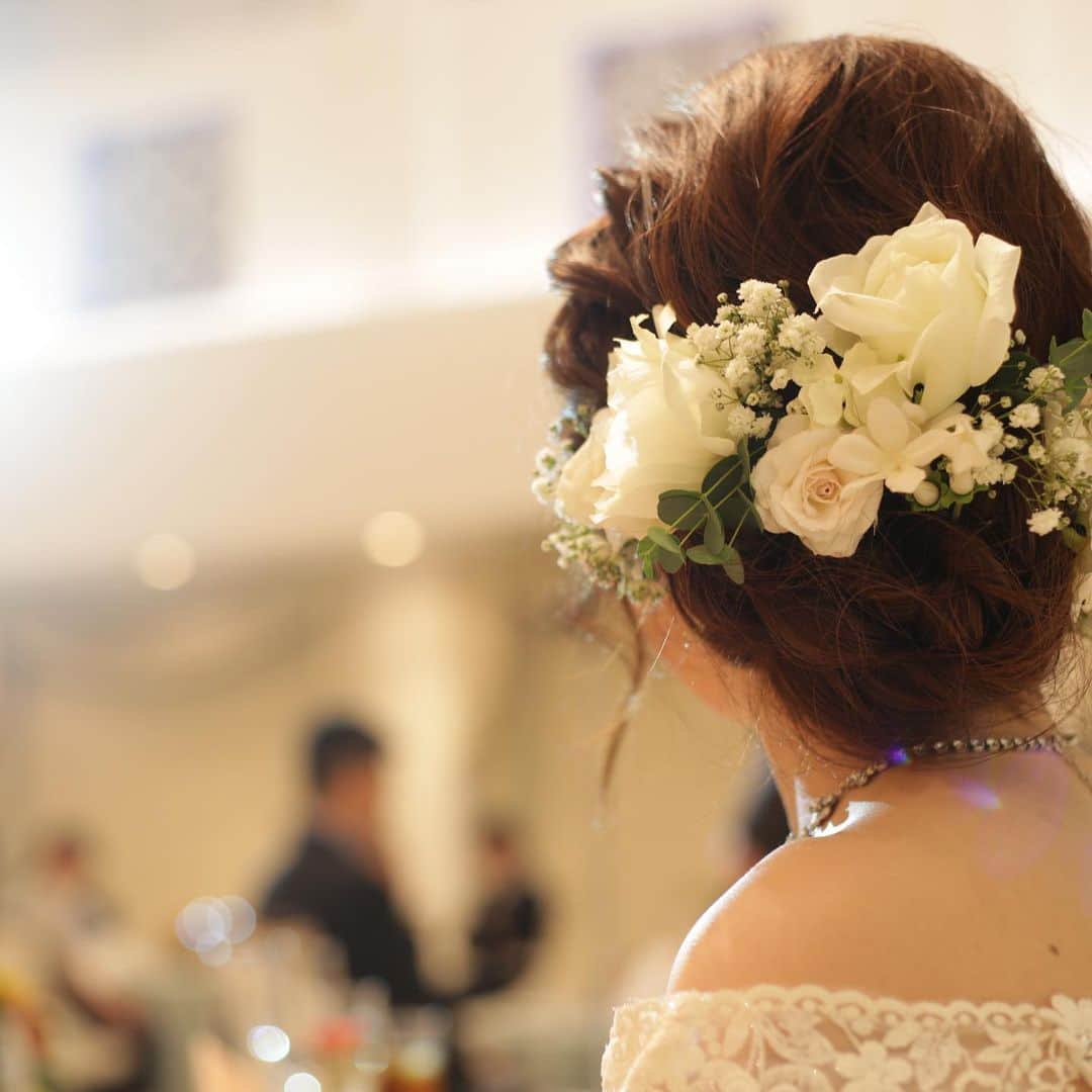 のインスタグラム：「挙式の時はヴェールをつけていますが、披露宴ではヘッド装花を生花で🌼増加に比べてお写真映りが全然違います😌✨ もちろん、カラードレスでも生花ご用意できます！ * ** *** ▼ご見学のご予約やお問い合わせは プロフィールのリンクからお進みください💍 @gc_fukui   #エスクリ花嫁#エスクリウエディング #福井#金沢#福井結婚式場#結婚式#福井結婚式#結婚式場探し#結婚式準備#エスクリ福井#エスクリ#プレ花嫁2020#日本中のプレ花嫁さんと繋がりたい#全国のプレ花嫁さんと繋がりたい#プレ花嫁#卒花嫁#大人ウエディング#おしゃれ花嫁#令和婚#水上チャペル#リゾートウエディング#リゾ婚#海外挙式#ヘッド装花#バレンタイン#ホワイトデー」