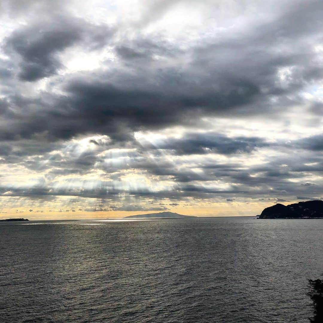 ホテルニューアカオ　熱海温泉＆リゾートのインスタグラム：「・ #錦ヶ浦 では雲の切れ間から朝日が漏れ出す#幻想的な風景 もみられることができます⛅️ 目の前に見える大島がスポットライトを浴びているかの様です💡」