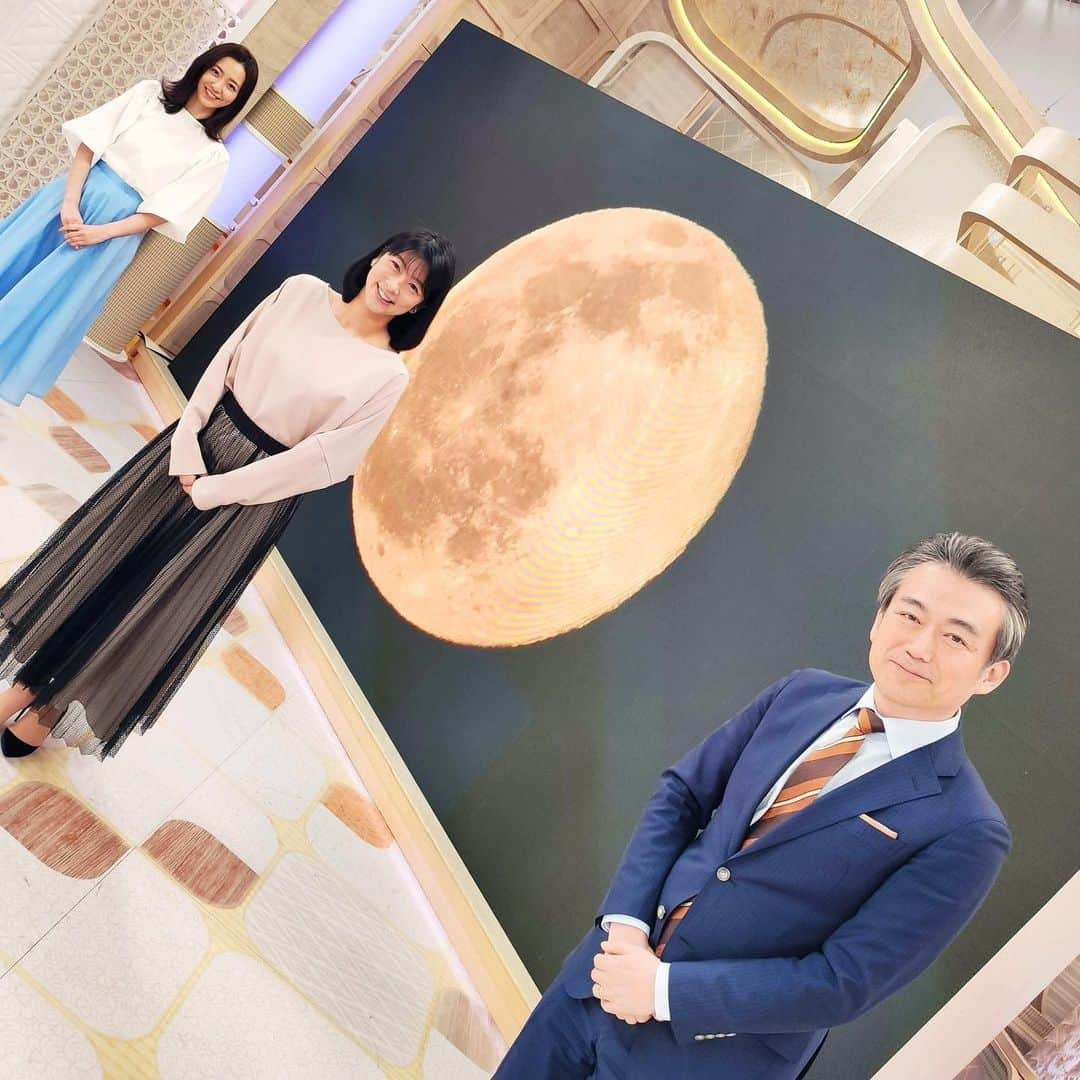 フジテレビ「プライムニュース イブニング」さんのインスタグラム写真 - (フジテレビ「プライムニュース イブニング」Instagram)「寒空に浮かぶ2月の満月。﻿ この時期に雪が降ることから﻿ 「スノームーン」と呼ばれているそうです。﻿ お月見の際はちゃんと防寒対策しましょう﻿ 放送をご覧頂いた皆さま、ありがとうございました。﻿ ﻿ 生野陽子﻿ #Liesse @liesse_official﻿ #TIARA @tiara_melrose﻿ ﻿ 内田嶺衣奈﻿ #TONAL @tonal_official﻿ ﻿ #生野陽子﻿ #内田嶺衣奈 @reina.uchida﻿ #奥寺健 @fujitv_announcer﻿ #永尾亜子 @ako_nagao﻿ #フジテレビ﻿ #アナウンサー﻿ #ニュース」2月27日 20時04分 - livenews_it