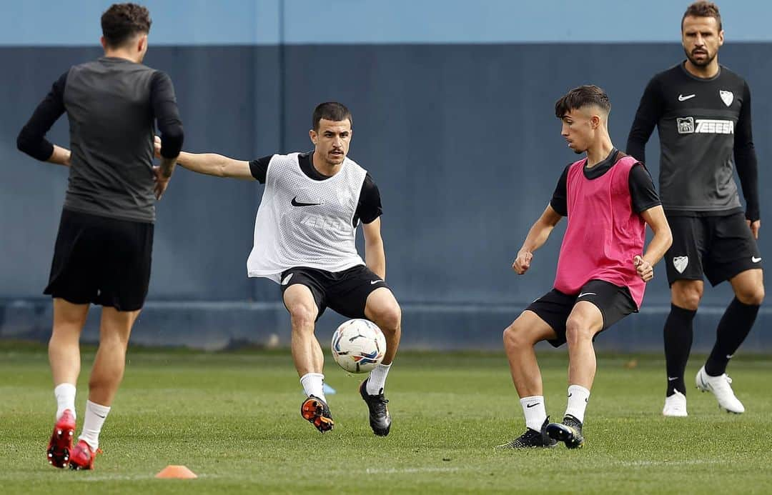 マラガCFさんのインスタグラム写真 - (マラガCFInstagram)「👀 Con la vista puesta en el #MirandésMálaga⚽️  #Entrenamiento」2月27日 20時05分 - malagacf