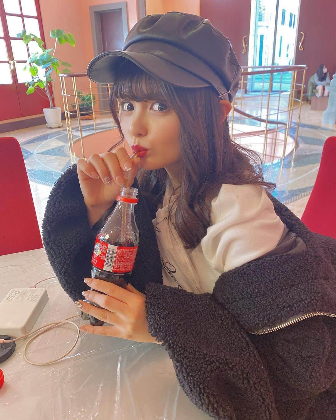 西野瑠奈のインスタグラム：「コーラしか勝たん！！  ペットボトルは絶対ストロー🥤 でしか飲まない🙆‍♀️✨  #JAPANARIZM#tokyo#japan#followｍe#idol#Cola#ジャパナリズム#東京#アイドル#西野瑠奈#コカコーラ#キャスケット#ファッション」