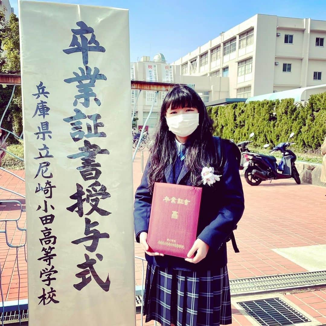 オカノアキラのインスタグラム：「おかげさまで、本当に色々ありましたけど娘が本日無事高校を卒業する事ができました。新型コロナの影響で卒業式は奥さんだけしか参加できませんでしたがコレも後々いい思い出なのかもと思います。 #卒業式 #卒業おめでとう🌸  #卒業式で泣かないと冷たい人と言われそう  #この世界からの卒業  #高校卒業  #高校卒業式🌸  #天気女  #コロナに負けるな  #卒業できた」