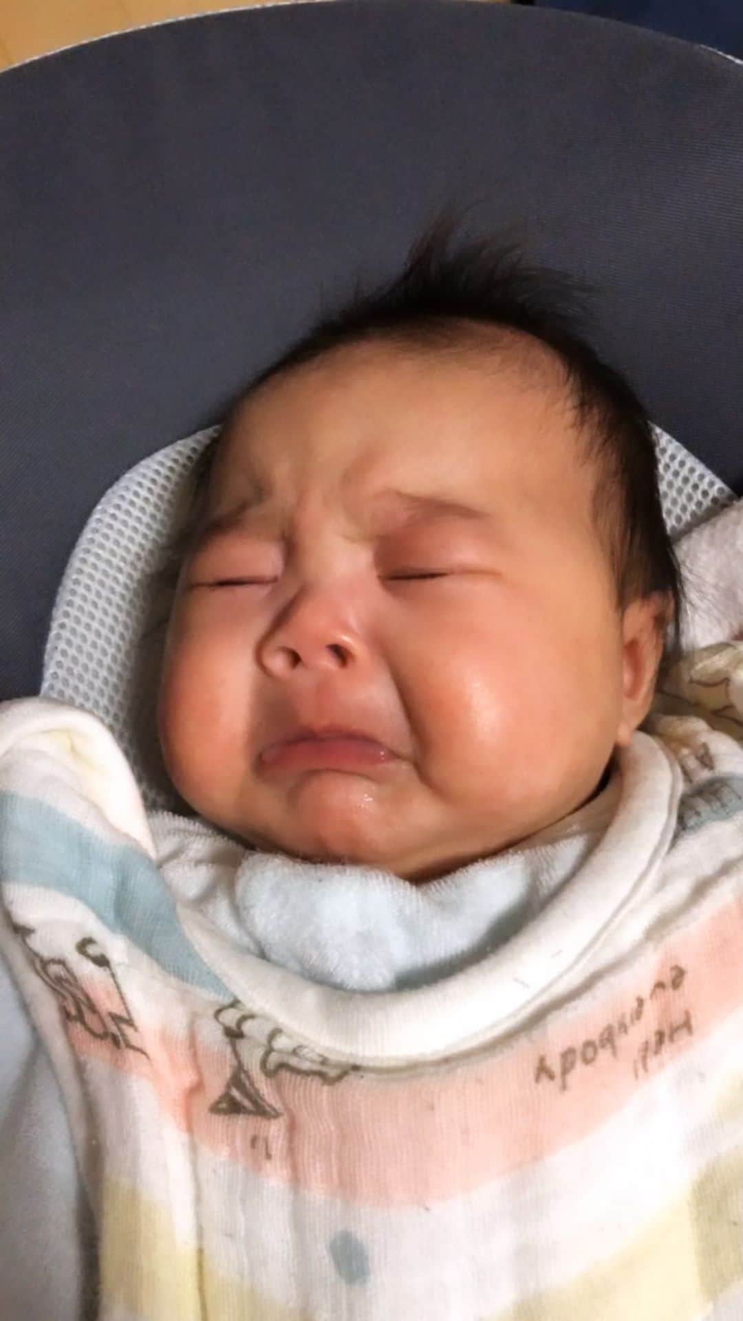 三浦絵里菜のインスタグラム：「指しゃぶりはじめました👶🏻  #指しゃぶり  #生後2ヶ月 #2ヶ月17日目」
