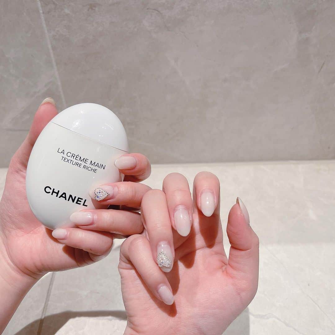 藤川沙弥のインスタグラム：「𝒩ℯ𝓌 𝒩𝒶𝒾𝓁 🥚 いつもの乳白色🥛 1本づつ♡のピクシー🦢 毎回お気に入りのネイルにしてくれる🥺 サロンも可愛いねん🚪💐」