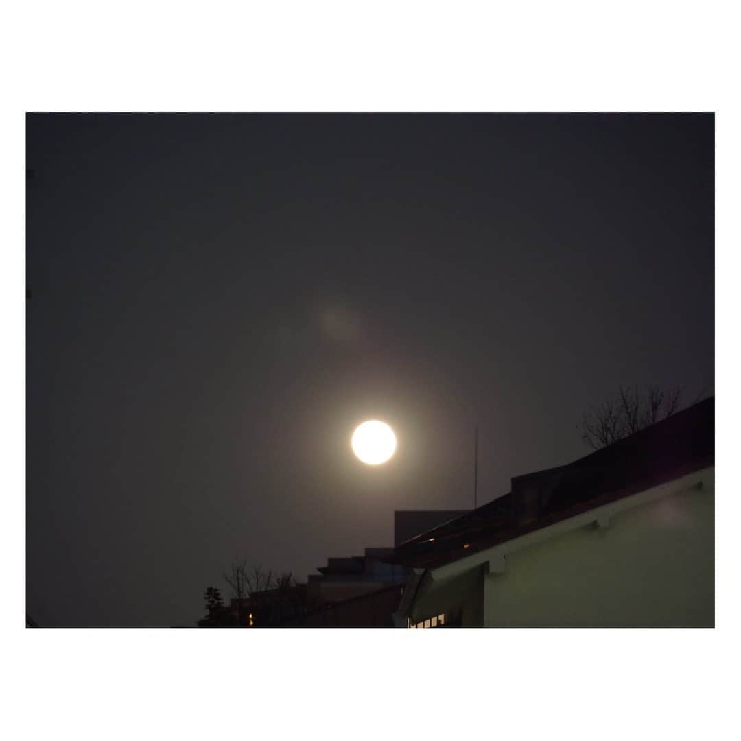 辺見えみりさんのインスタグラム写真 - (辺見えみりInstagram)「今日は綺麗なスノームーン 思わず家からカメラを持ってきて撮影📷 そんな満月の夜🌕 @shopch.jp の生放送 みなさんに素敵な物をご紹介できます様に…  0:00〜生放送 起きていてくださいね（笑）」2月27日 20時13分 - emiri_hemmi