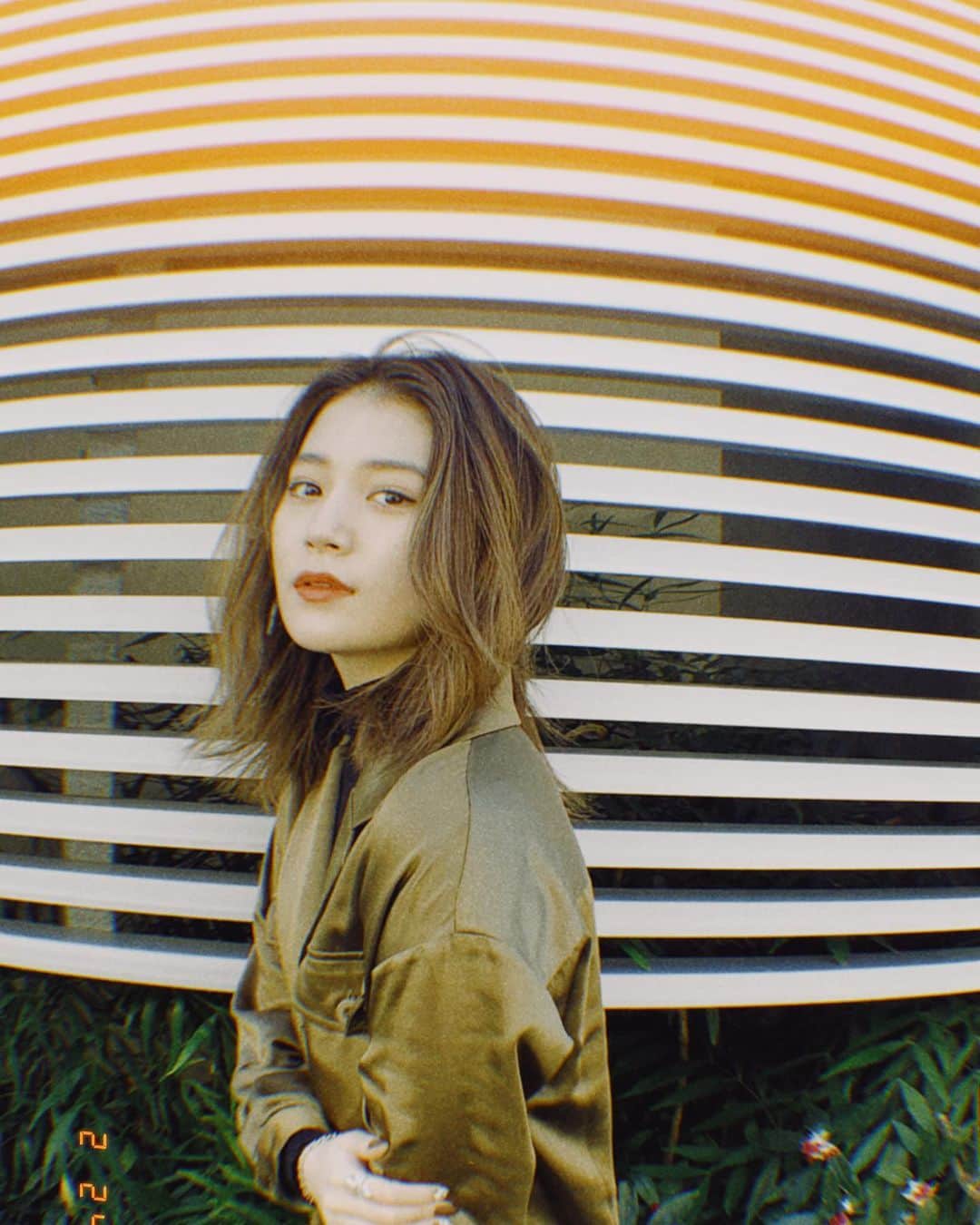 浪花ほのかのインスタグラム：「今回の新作のセットアップ すごくお気に入り♡♡ サテン生地でサラサラしてるのでトップスにもは織物にも気回せます🤫 今回はリボンなしでサラッと羽織ってみました！！！ 28日までの限定販売なのでお早めにです🤫🤫」