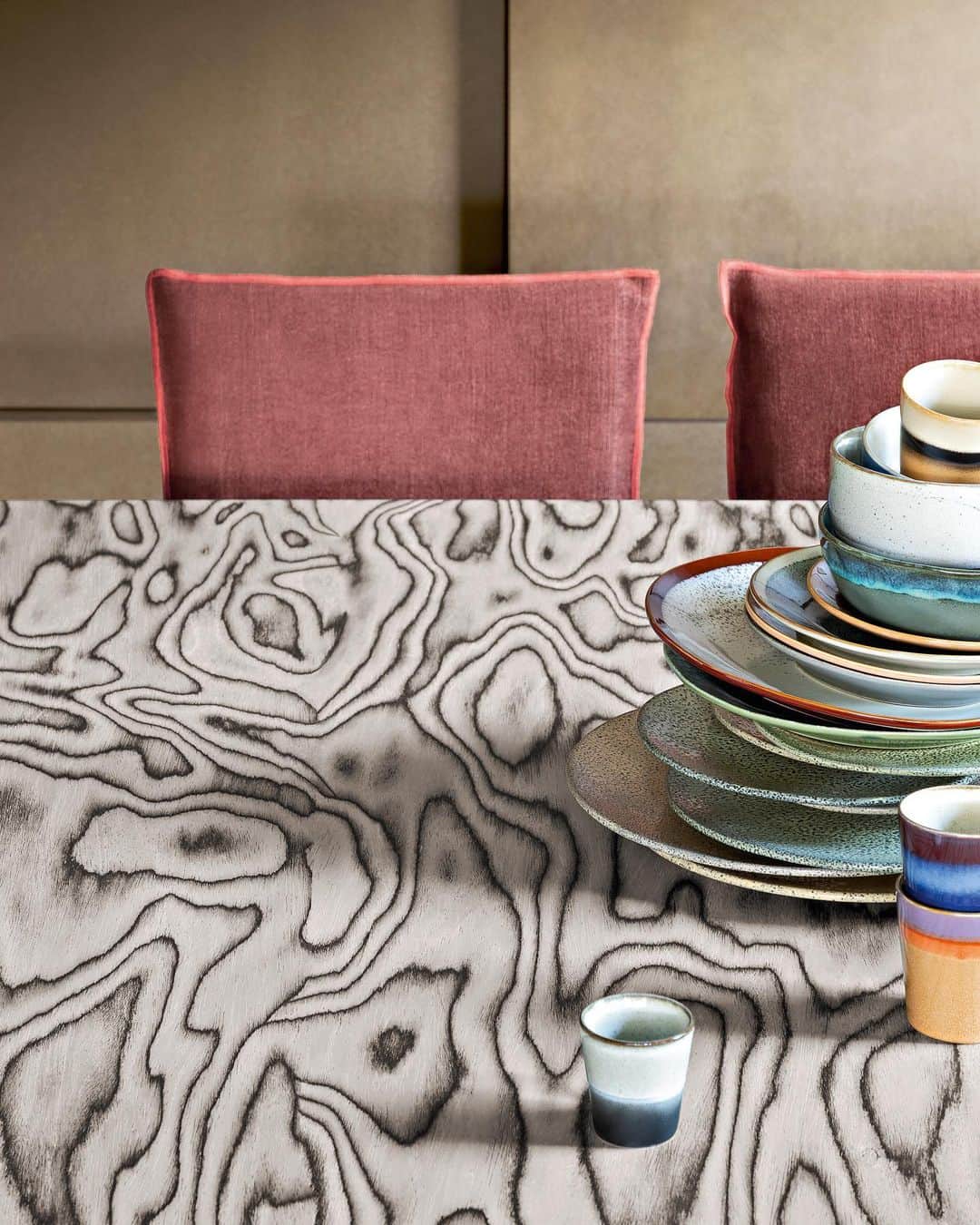 GERVASONI JAPAN / ジェルバゾーニ ジャパンのインスタグラム：「MDF with decorative multilaminar wood veneer design by Sottsass with natural matt finishing For NEXT 32 / 33 / 34 / 36  【お問い合わせ先】 南陽オモビト株式会社 / GERVASONI TOKYO  〒107-0062 東京都港区南青山4-18-16 フォレストヒルズWESTWING B1 TEL：03-5413-3274 MAIL：info@gervasoni.jp  #gervasoni #gervasonitokyo #paolanavone #interior #interiordesign #madeinitaly  #ジェルバゾーニ #ジェルバゾーニトーキョー #インテリア #イタリア家具 #ソファ #椅子 #テーブル #お洒落 #お洒落インテリア #インテリアコーディネート #リフォーム #家具 #ダイニング #リビング」