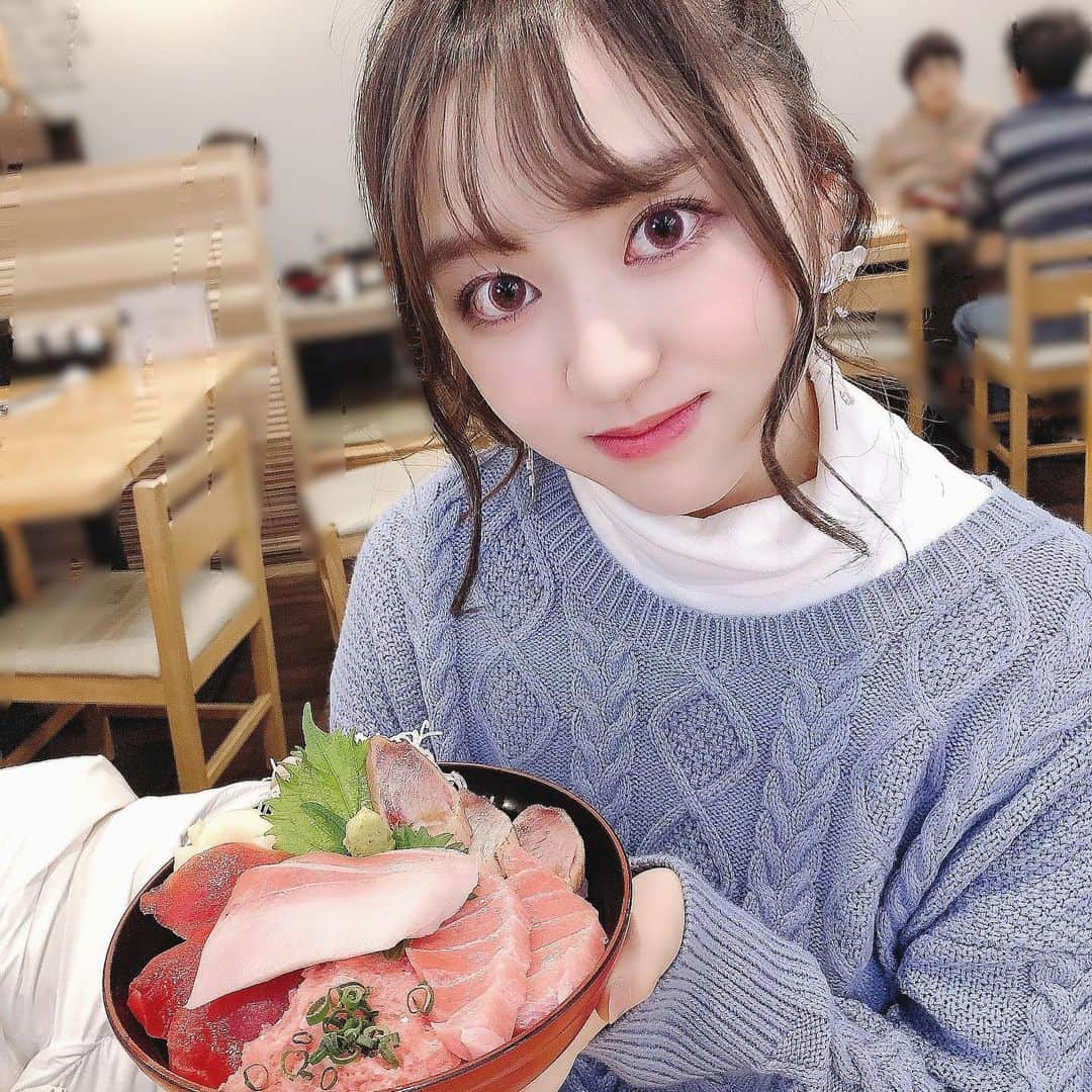 もえこのインスタグラム：「沼津港で海鮮丼🌊💙﻿ ﻿ ゆなはちゃんとお散歩して港まで！﻿ いっぱい歩いた〜👶🏻﻿ ﻿ こちらのお店は、 【海鮮丼工房 尽】というお店で 深海ジェラートのお店の隣奥にあります！ 場所自体は沼津港の中でもちょっと奥側なんだけど 結構外観派手なので、とってもわかりやすい！☺️ ﻿ よくばりさんなので﻿ マグロづくし丼に地魚のハマチを追加しました🐟﻿ ﻿ ほんとにおいしかった〜〜♡﻿ ぜひ行ってみてください（*＾-＾*）﻿ ﻿ ﻿ #沼津港 #沼津 #沼津ランチ #静岡 #静岡ランチ #静岡 #海鮮丼 #まぐろ丼 #まぐろ #マグロ丼 ﻿」