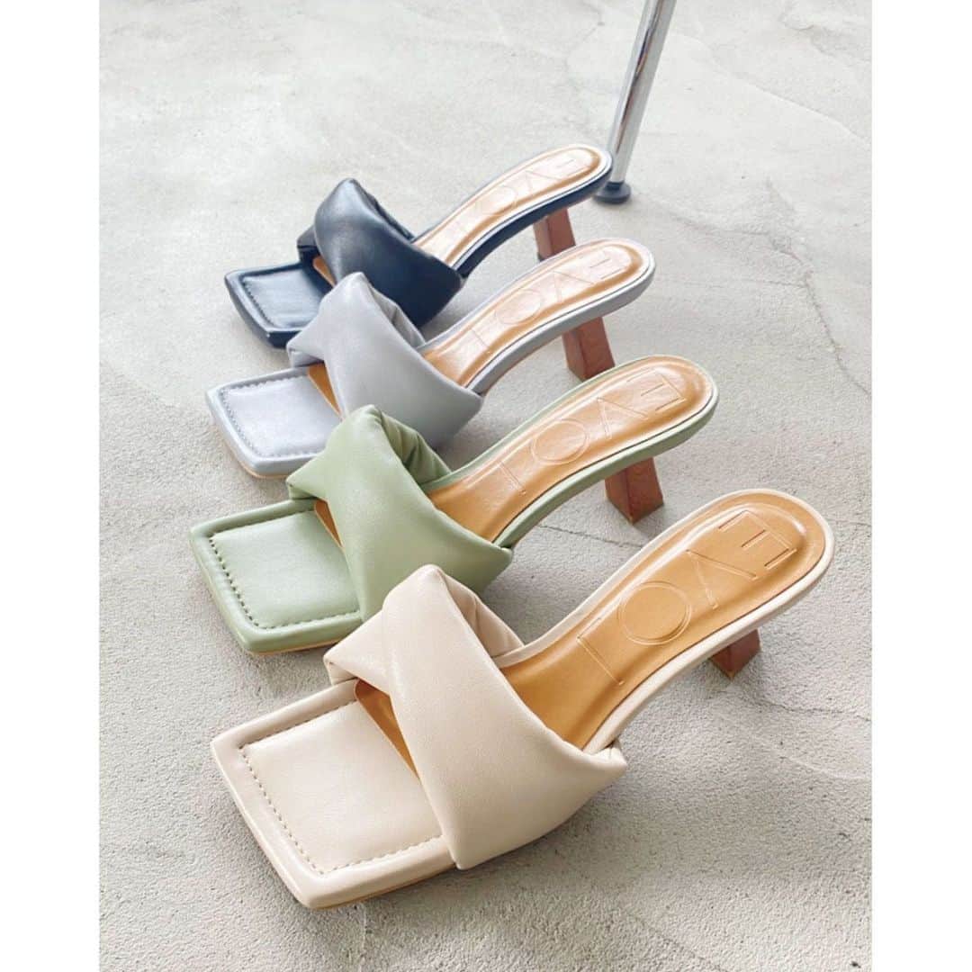 のインスタグラム：「スクエアサンダル(IQ9523) ¥7,200+tax ・ ぷっくりとしたデザインがポイント。柔らかくて履き心地も◎ ・  #EVOL#イーボル #21SS#SS21#SS#spring#summer #fashion#ファッション#shoes#靴#pumps#パンプス#sandals#サンダル#mule#ミュール#zozotown#ゾゾタウン」