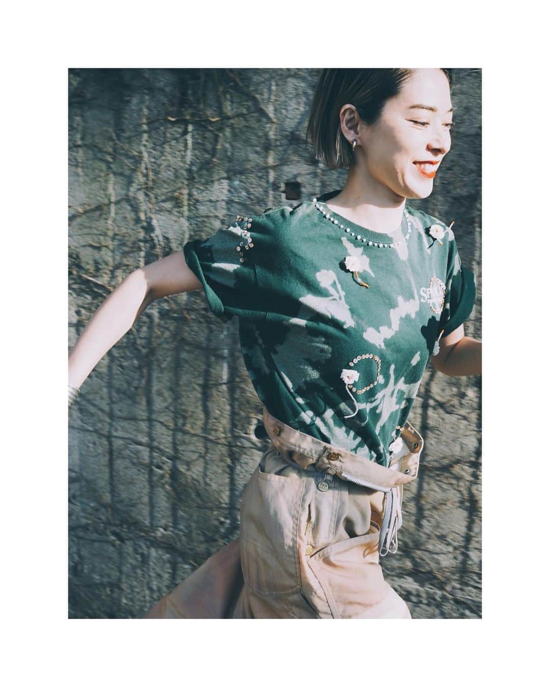 花楓のインスタグラム：「🐉🖤第二弾🖤🐉  #Repost @cityshop.tokyo with @make_repost ・・・ . OUR MUSE MODEL / ARTIST : Caede @caede  . ー I AM ー  美しい意思とアティテュードを持ちながら、 真摯に凛と生きる CITYSHOPが理想とする3人の女性達が 「それぞれの美意識で 」 着こなす毎月のexclusive items。  第2回目は、3ブランドの英智と魂を集結させた特別なコラボレーション、 LEEｘ77circa x CITYSHOP / LOW BACK + APRON OVERALLで、それぞれの美しさを。  3ヶ月連続のspecial 企画でお届けします。  何を選び、どう着るか。 それがあなたを作る。  あなたは？どう着る？  《February Issue》 ◼︎ LEEｘ77circa x CITYSHOP / LOW BACK + APRON OVERALL . _________________________________  ー I AM ー  the woman having 2 aspects  ファッション、フード、ビューティ、カルチャー、インテリジェンス…  忙しく、欲張りに生きる現代女性が、「自分らしく」いるため不可欠なキーワードは数知れず。  それがひとつの場所で叶えられたら、どんなに心地よいだろう。 . . <WOMAN＆GENTLEMAN> センシュアルな知性と品を、伝統的なメンズ服でミックスすること。女性らしさと凛々しさ、強さのバランス。 . . <HEALTY＆MODE> まるで野菜のような瑞々しさ、心と身体の健康的なエネルギーを、クールに、モードに、コンテンポラリーに。  女性の内側に潜む二面性が、ひとりの個性と混ざりあい、誰でもないユニークな存在となる。  それが、私。　I AM. _________________________________  CITYSHOP / SS2021」