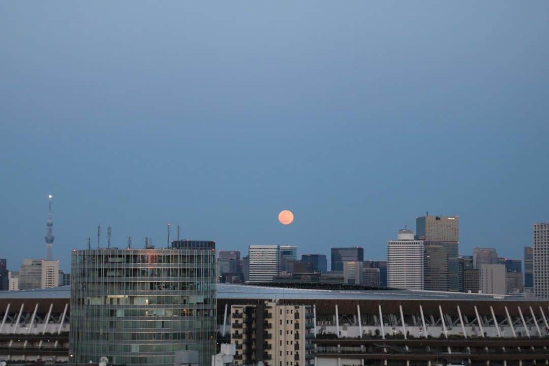坂元美香さんのインスタグラム写真 - (坂元美香Instagram)「こんばんは。  sunset & snow moon 2021/02/27 17:43  今日は家具を組み立ててたら 夕陽が沈んじゃってて3枚目な感じでした。  でも同じ時間、東の空から大きなオレンジ色の お月様が登ってきててびっくり。  月にはあまり興味がないので 月を撮ることは滅多にないのだけど 撮ってみました🌝  なんか、やけにまんまるだと思ったら 今日は満月なのね！ スノームーンと言うらしいです。 なんて良いタイミング！  #お月様 #満月 #スノームーン #snowmoon #fullmoon #夕日 #夕陽 #富士山 #国立競技場  #スカイツリー #東京スカイツリー」2月27日 20時19分 - mika_saka