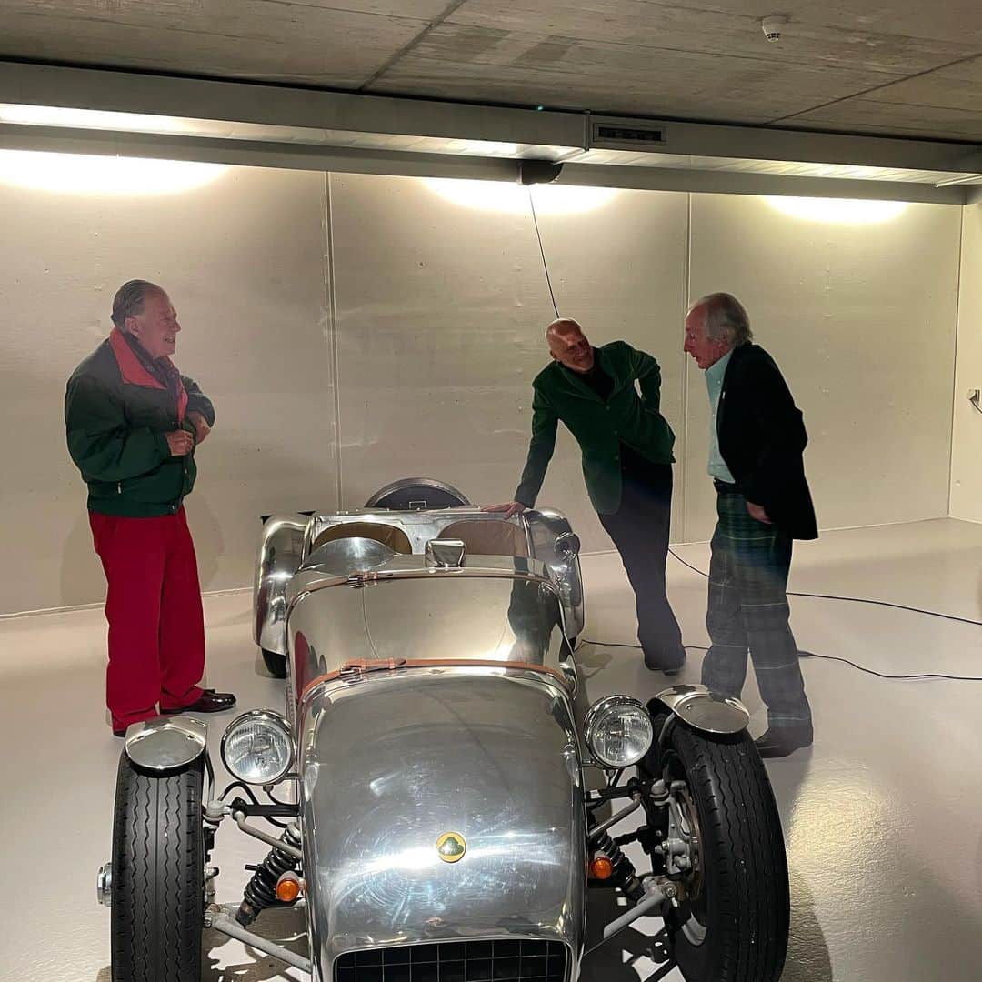 ノーマン・フォスターのインスタグラム：「With friends John Ritblat and Jackie Stewart checking out cars .」