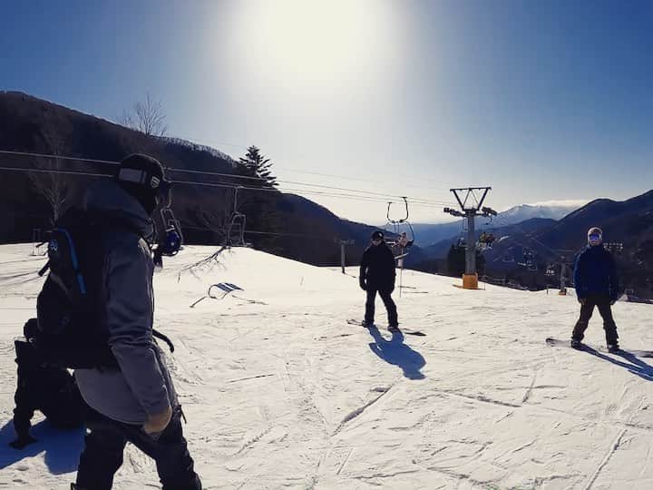 谷尻誠のインスタグラム：「I've been at Marunuma Kogen Ski Resort in Gunma Prefecture since yesterday. The weather and snow quality are great. I've regained some of my old instincts. #3番目の黒いウェアが僕 #snowboarding #楽しい仲間との旅は最高 @t.shoichiro 撮影してくれてありがとう！」