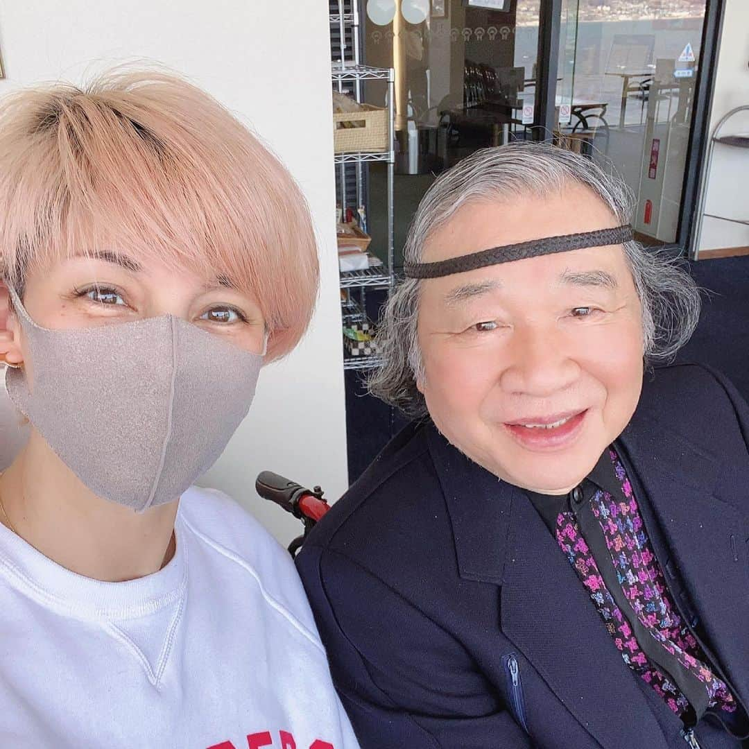 梅宮アンナさんのインスタグラム写真 - (梅宮アンナInstagram)「諏訪市にある、  原田泰治美術館を訪れました✨✨  原田泰治先生の本職は、 グラフィックデザイナー  こちらの美術館には、先生が、好きで描いた、沢山の世界中の風景画が展示されています✨✨  あったか〜い絵でした🖼  風景の中には、人物も描かれていて、、  普段の生活が描かれていました✨✨  どれを観ても、温かい絵になっています🖼✨🖼✨  入館すると、真正面には、  大きなガラスには、諏訪湖が見渡せる素敵な空間がありました✨✨  アートそのもので、  素晴らしいセンスだと思います。  私はセンスが良いものを観るのが、大好きで、、  先生も車好きで、🚗  むかーしのTOYOTAの車も館内には、展示されて、🚗💨  先生は、生まれつき足が悪く、車には 手👋で出来るブレーキにしてもらったそうです🚗  この度は、原田先生にお会いして、  一冊の本を頂いきました。  メッセージが書かれていて。。  素敵な言葉でした✨✨💕  ありがとうございました✨  #諏訪市 #原田泰治美術館  #家族の風景  #長野県」2月28日 7時14分 - annaumemiya