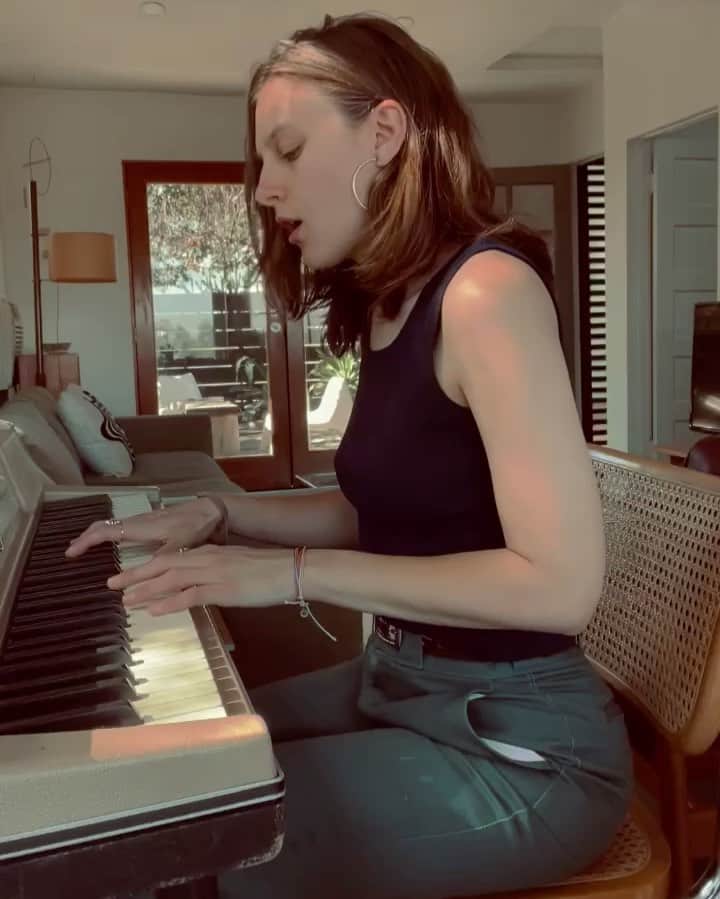 オーブリー・ピープルズのインスタグラム：「a sneak peak of my song fickle - head over to my patreon to see the full video & hear more ✨ [link in description]」